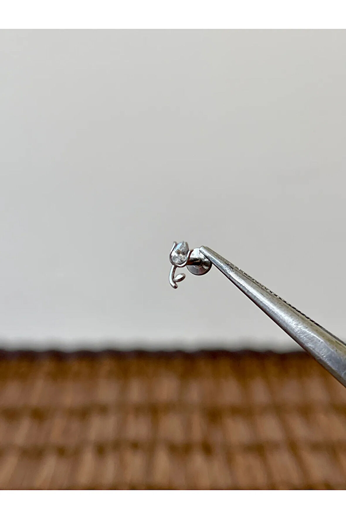 316 L Cerrahi Çelik Lale Modeli Zirkon Taşlı Helix Tragus Dudak Kıkırdak Piercingi