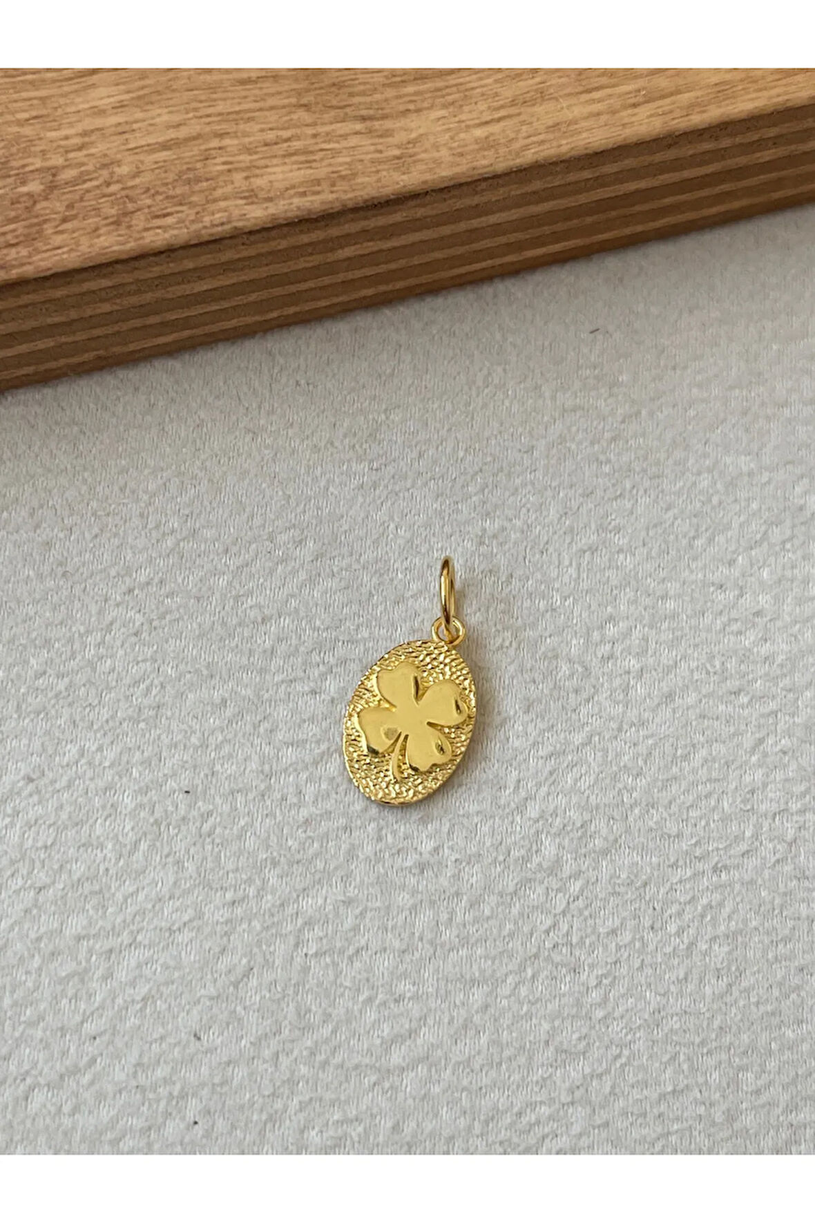 925 Ayar Gümüş Yonca Modeli Gold Renginde Gümüş Şans Kolye Ucu