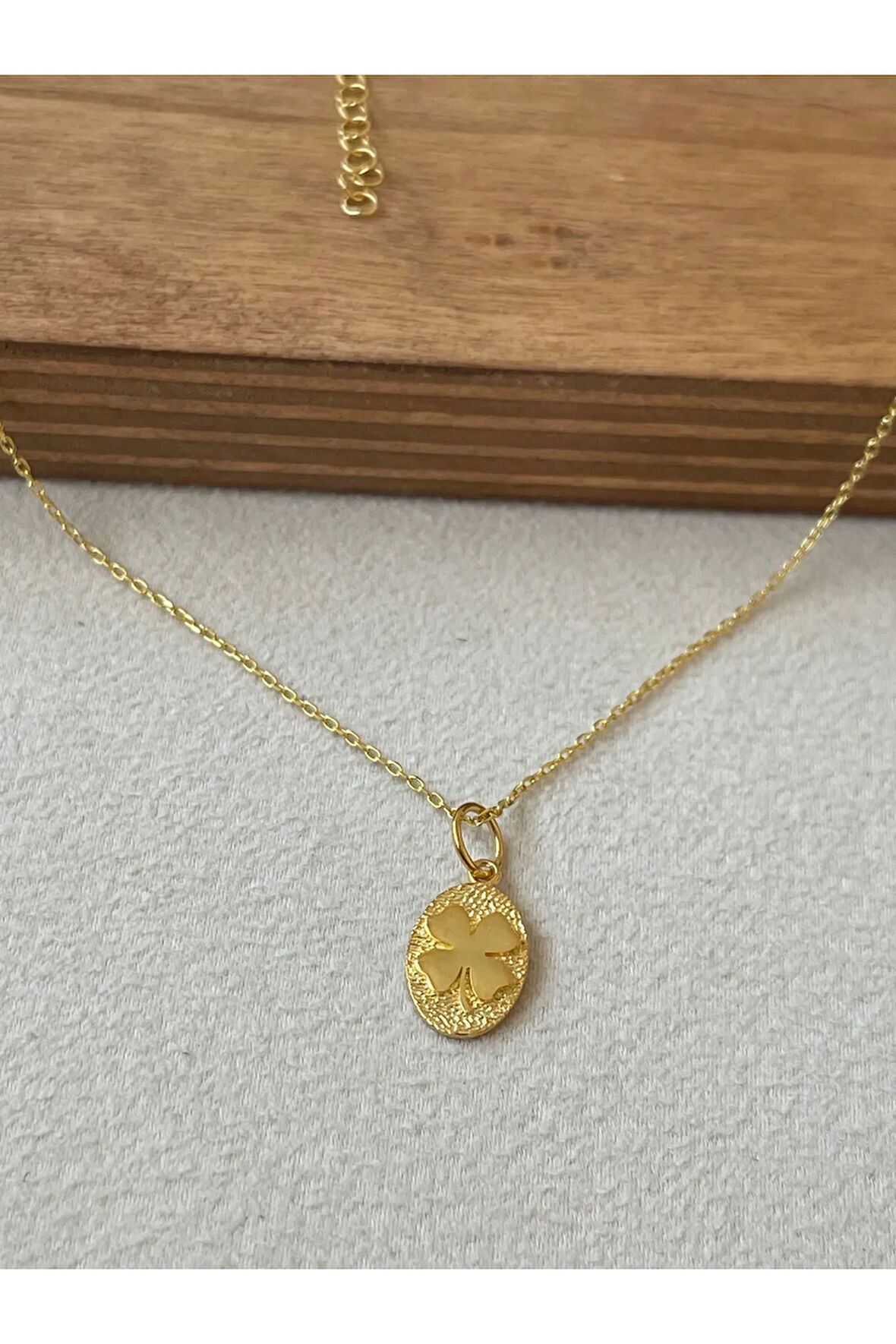 925 Ayar Gümüş Yonca Modeli Gold Renginde Zincirli Gümüş Şans Kolyesi 45cm