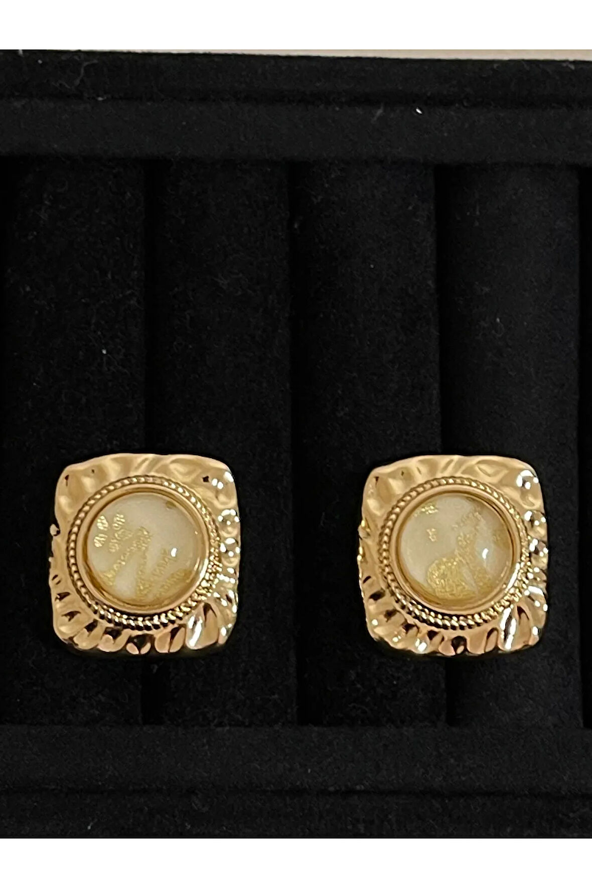 Gold Renginde Hareli Taşlı Tasarım Küpe