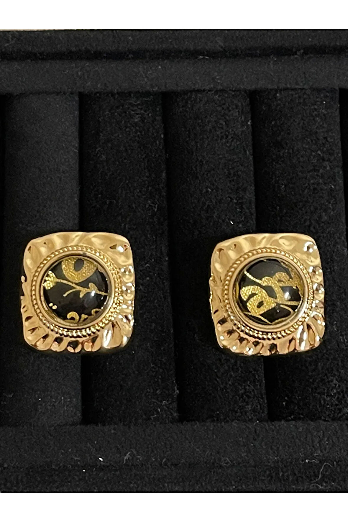 Gold Renginde Siyah Taş İşlemeli Tasarım Küpe