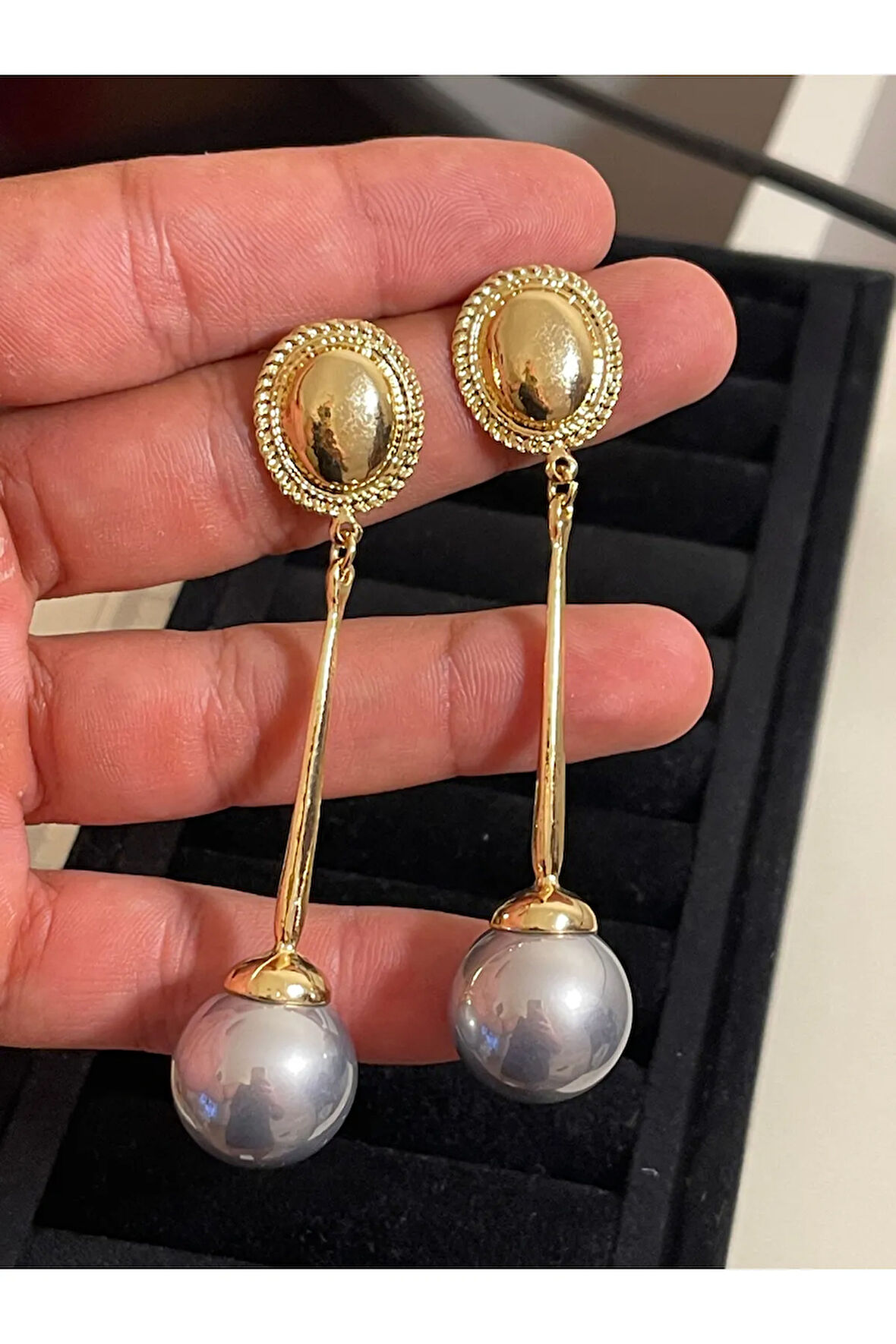 Gold Renginde Özel Tasarım Sallancılı Siyah İncili Abiye Küpe