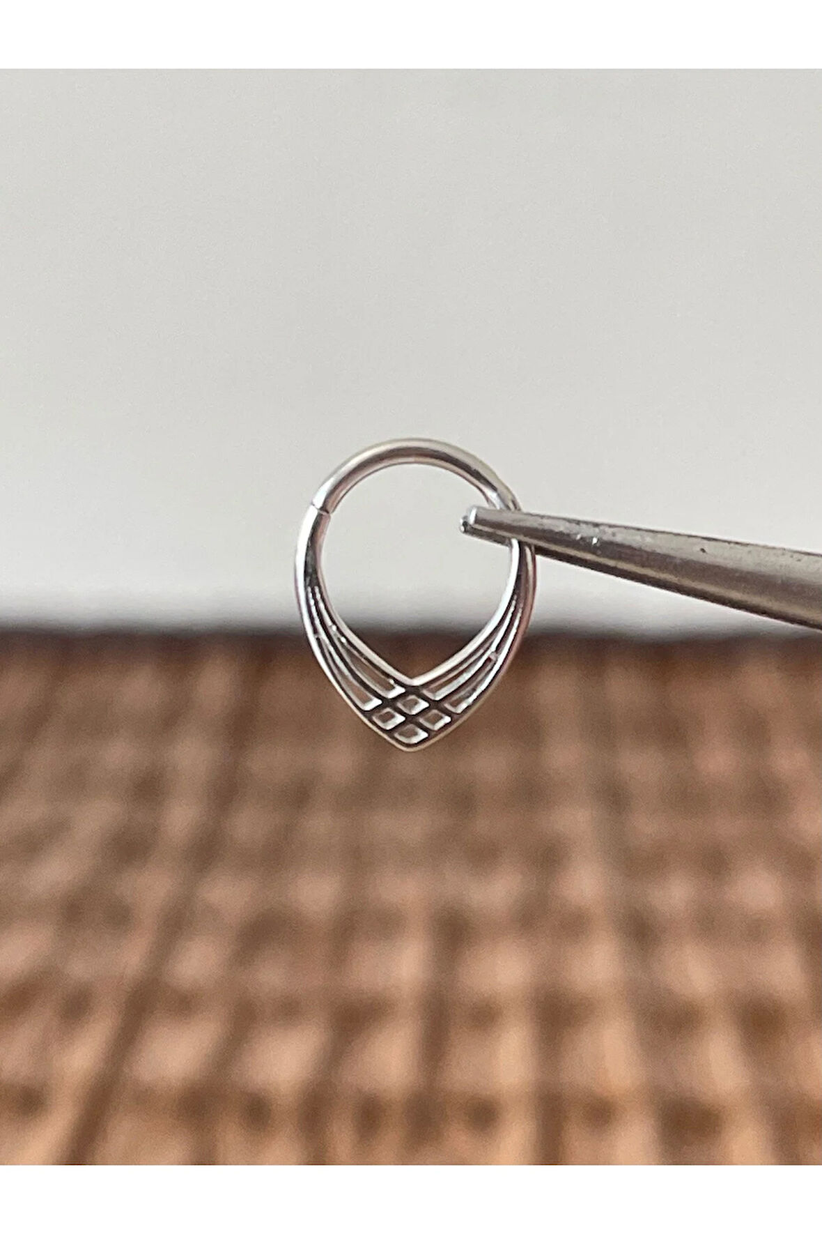 316 L Cerrahi Çelik Anti Alerjik Halka Piramit Modeli Kilitli Halka Piercing 8mm x 1,2 mm