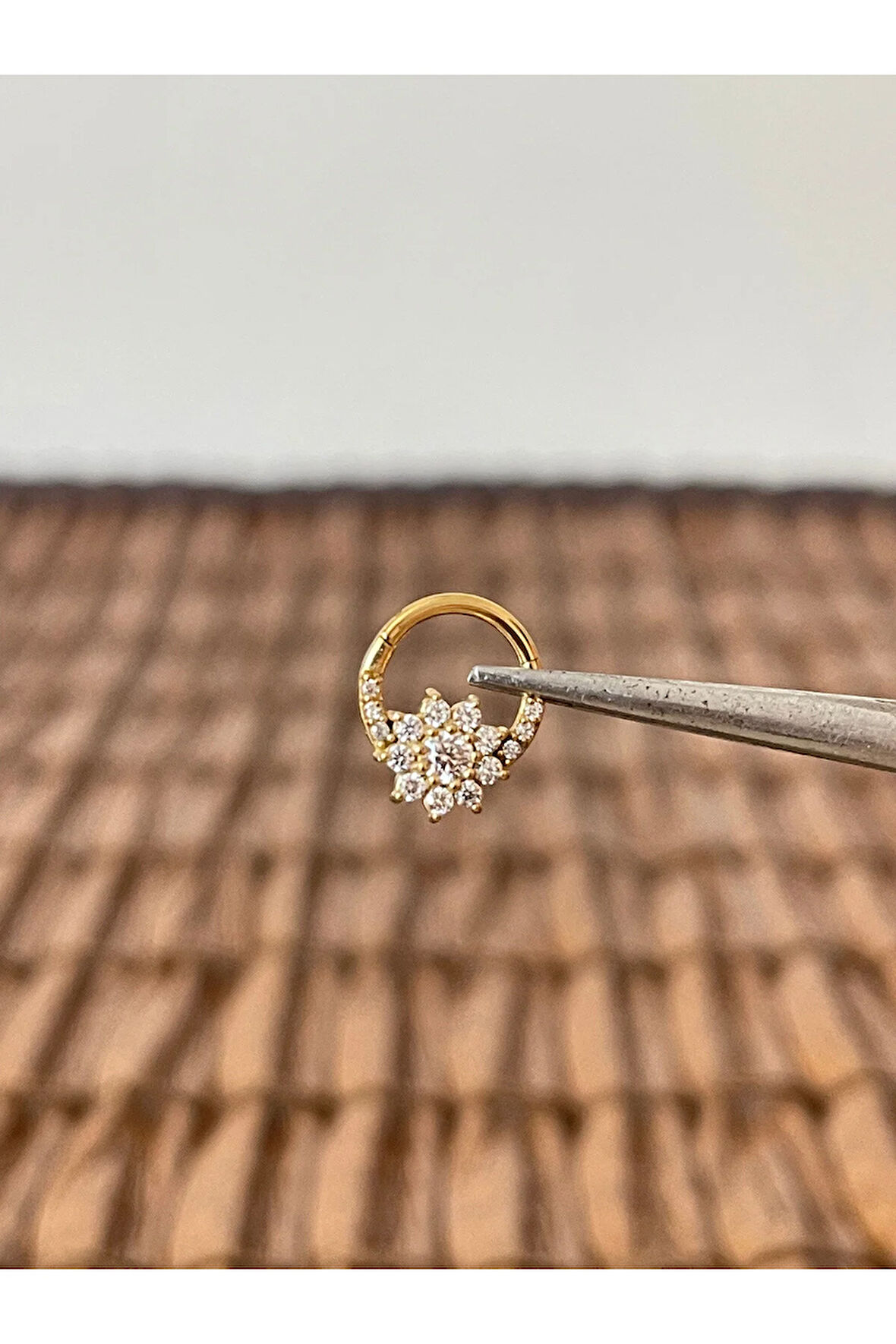 316 L Cerrahi Çelik Pırlanta Çiçek Zirkon Parlak Taşlı Kilitli Halka Piercing 8 mm x 1,2 mm