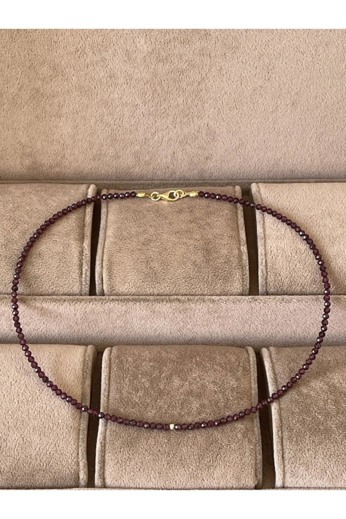 14 Ayar Altın Dorika Detaylı Parlak Doğal Granat Taşlı Zarif Altın Kolye