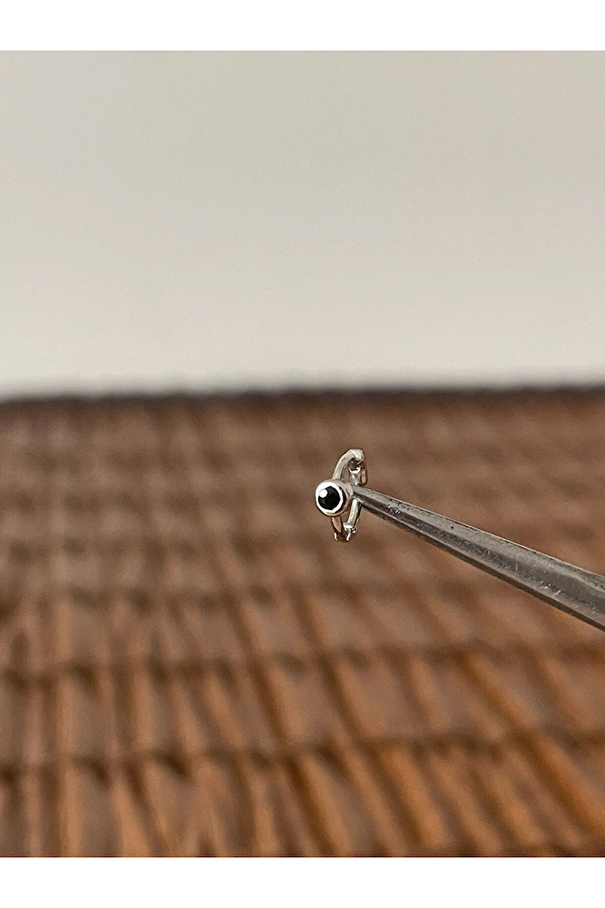 Pirinç Rodyum Kapalama Minik Siyah Taşlı Piercing Küpe