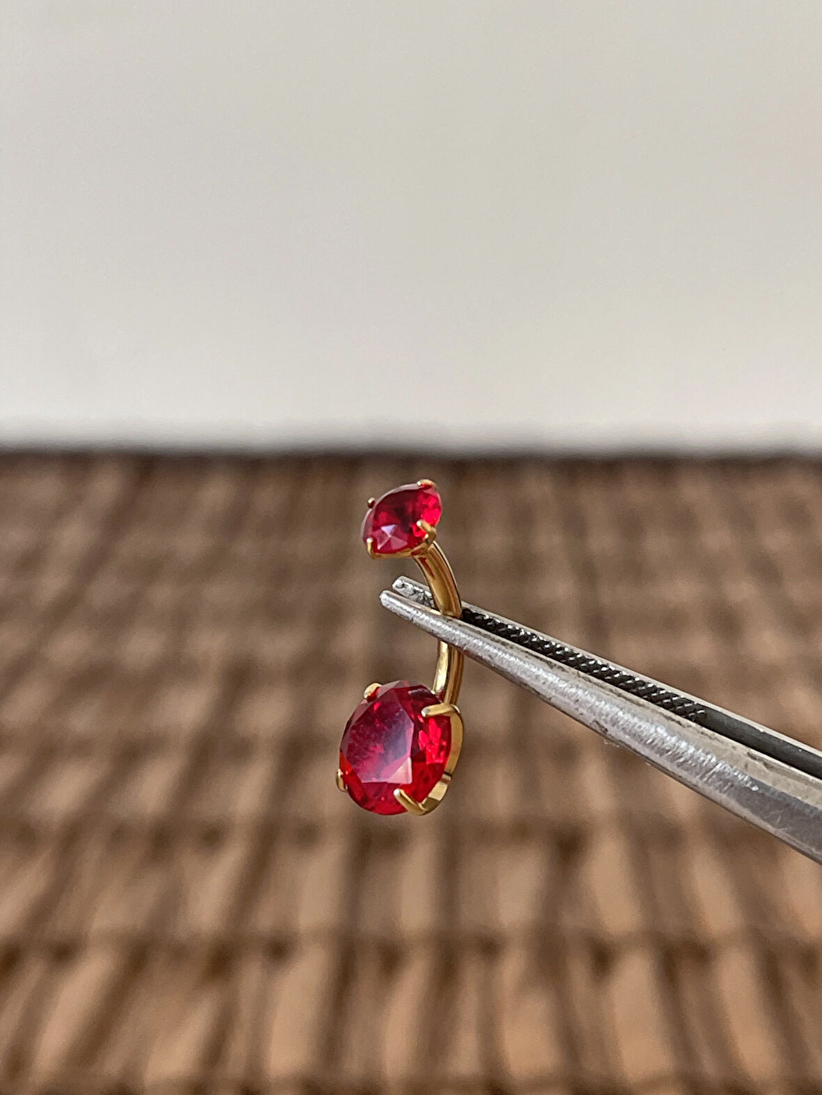 Yüksek Kalite G23 Titanium  Kırmızı Parlak Zirkon  Taşlı Titanyum Göbek Piercingi Taş 10mm