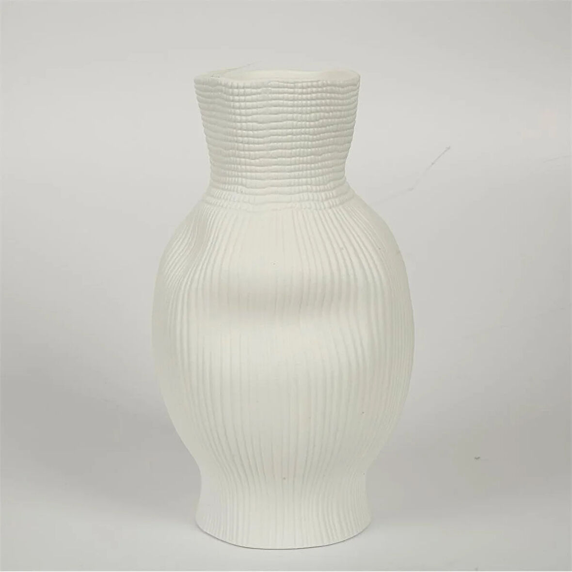 BEYAZ DARBELİ VAZO UZUN 17*17*30 CM AK.JM00008