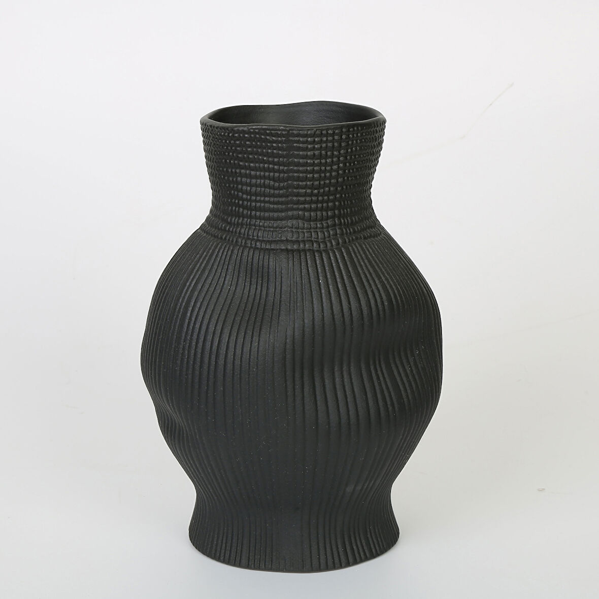 SİYAH DARBELİ VAZO UZUN 17*17*30 CM AK.JM00009