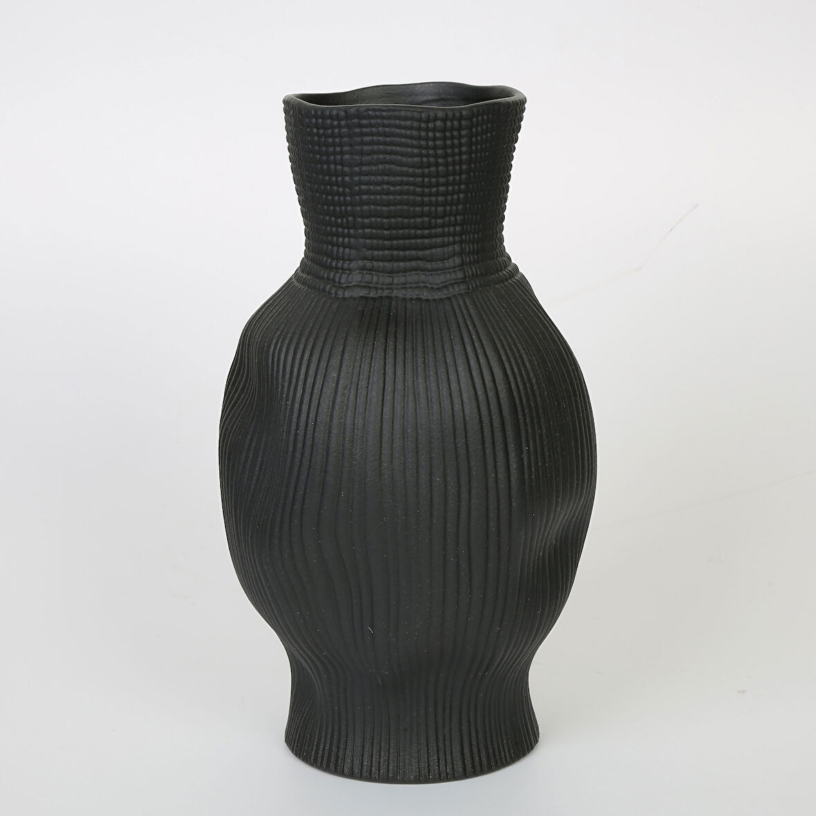 SİYAH DARBELİ VAZO KISA 15*15*23 CM AK.JM00011