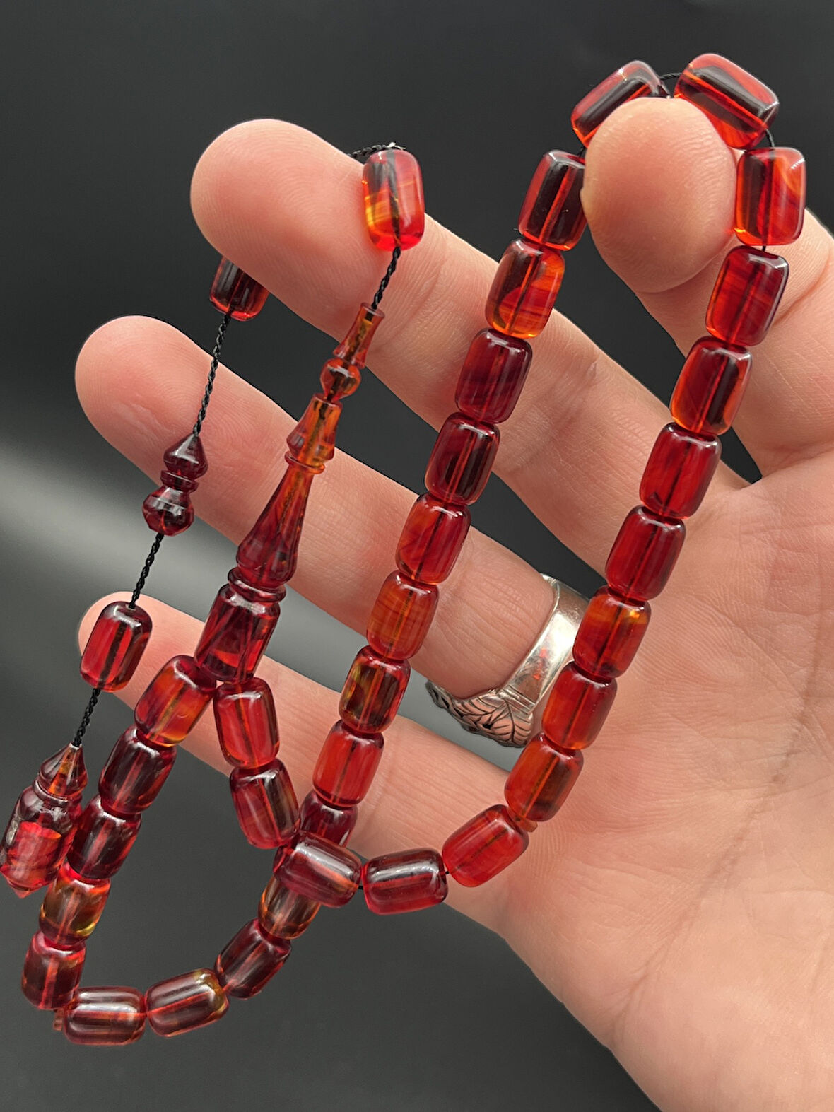 Kırmızı Tonlarda 33’lü Ateş Kehribar Kapsül Kesim Tesbih 7x10 mm Sistemli – AK240230.190425
