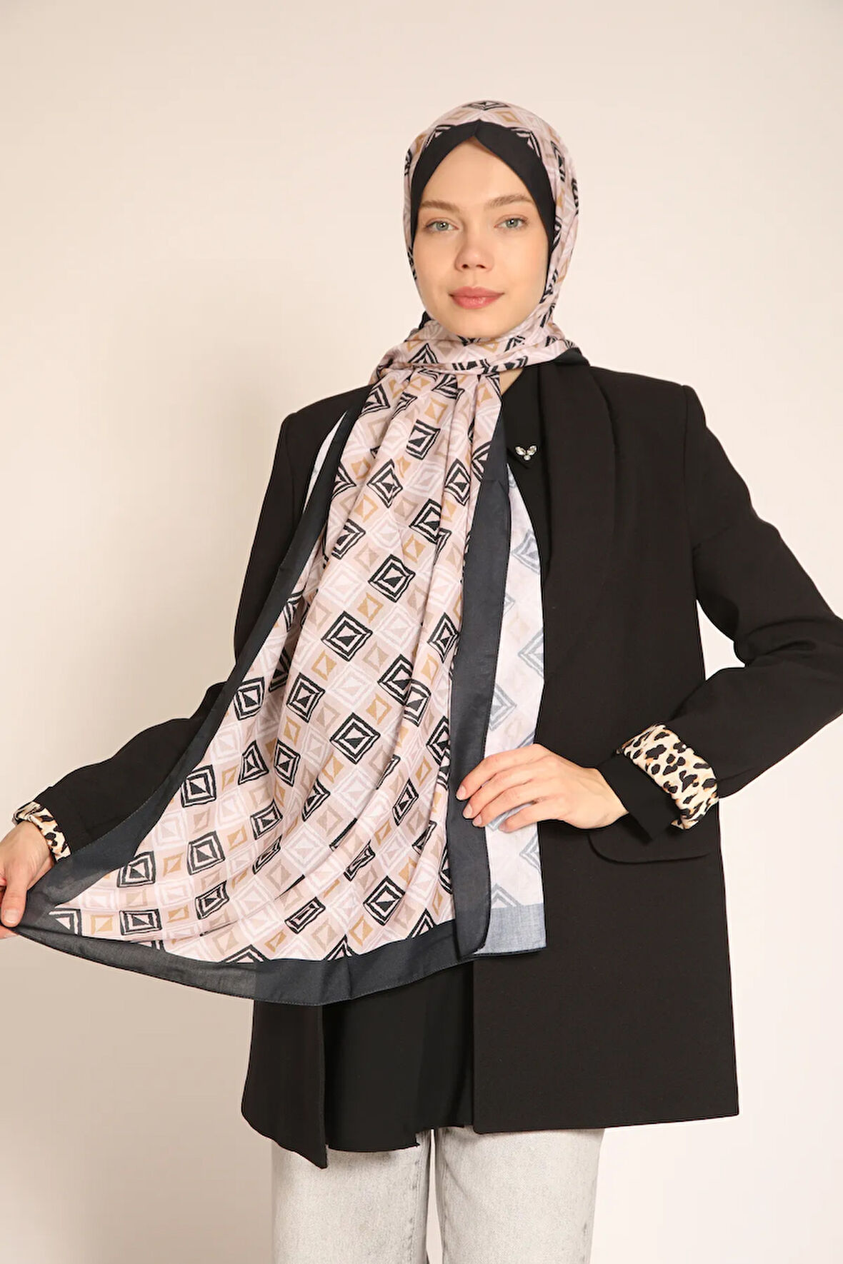 Akel Pudra Geometrik Desenli Şal – Soft Renklerle Modern Tarz