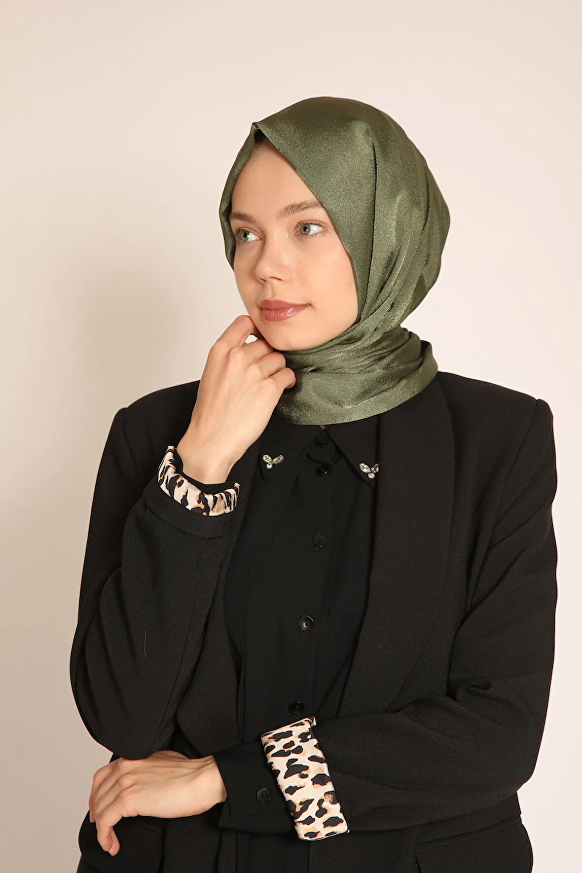 Akel Düz Aura Haki Renkli Şal – Parlak Dokulu, Günlük ve Özel Gün Uyumlu Modern Şal Modeli