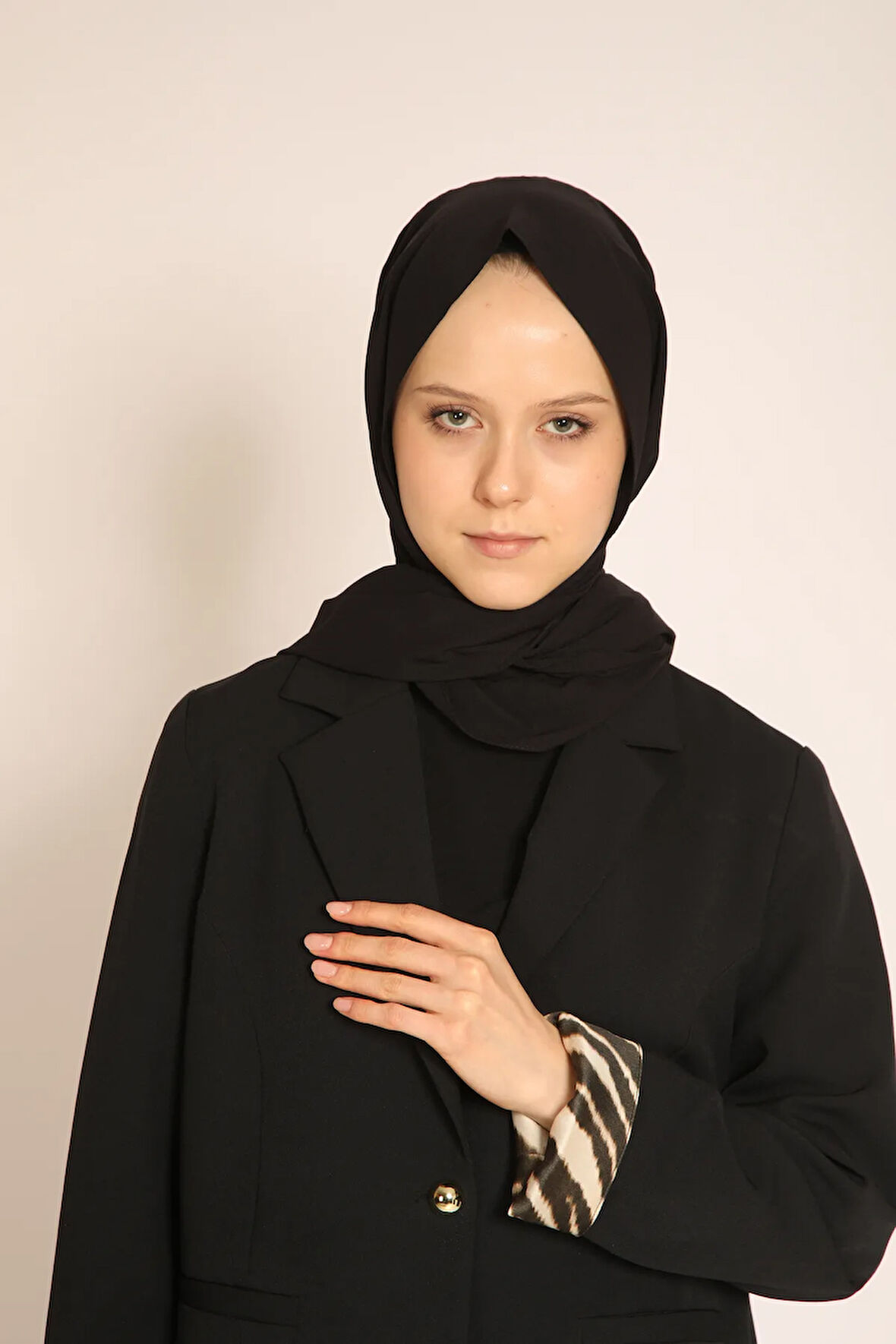 Akel Siyah Şal – Şık ve Tam Kalıp Tesettür Şal Modeli