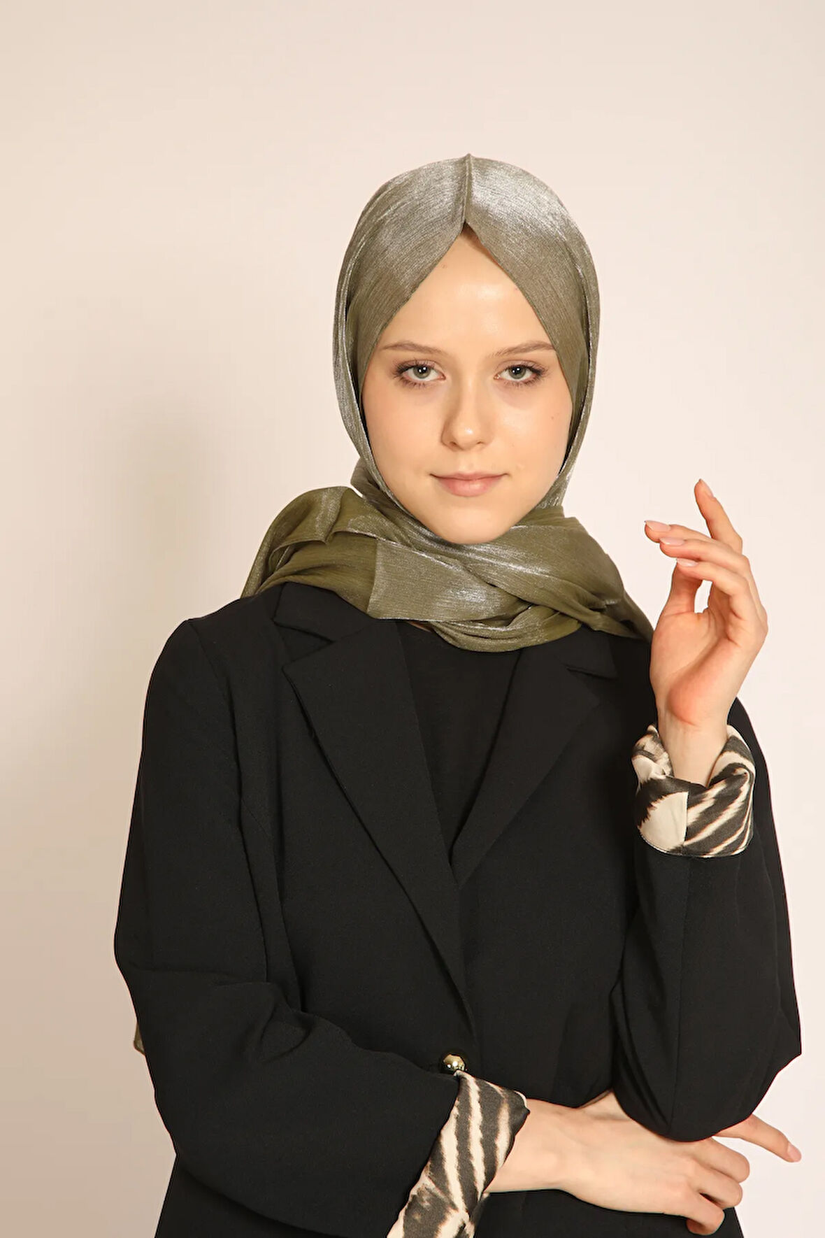 Akel Zeytin Yeşili Şal – Işıltılı ve Şık Görünümler İçin Özel Tasarım