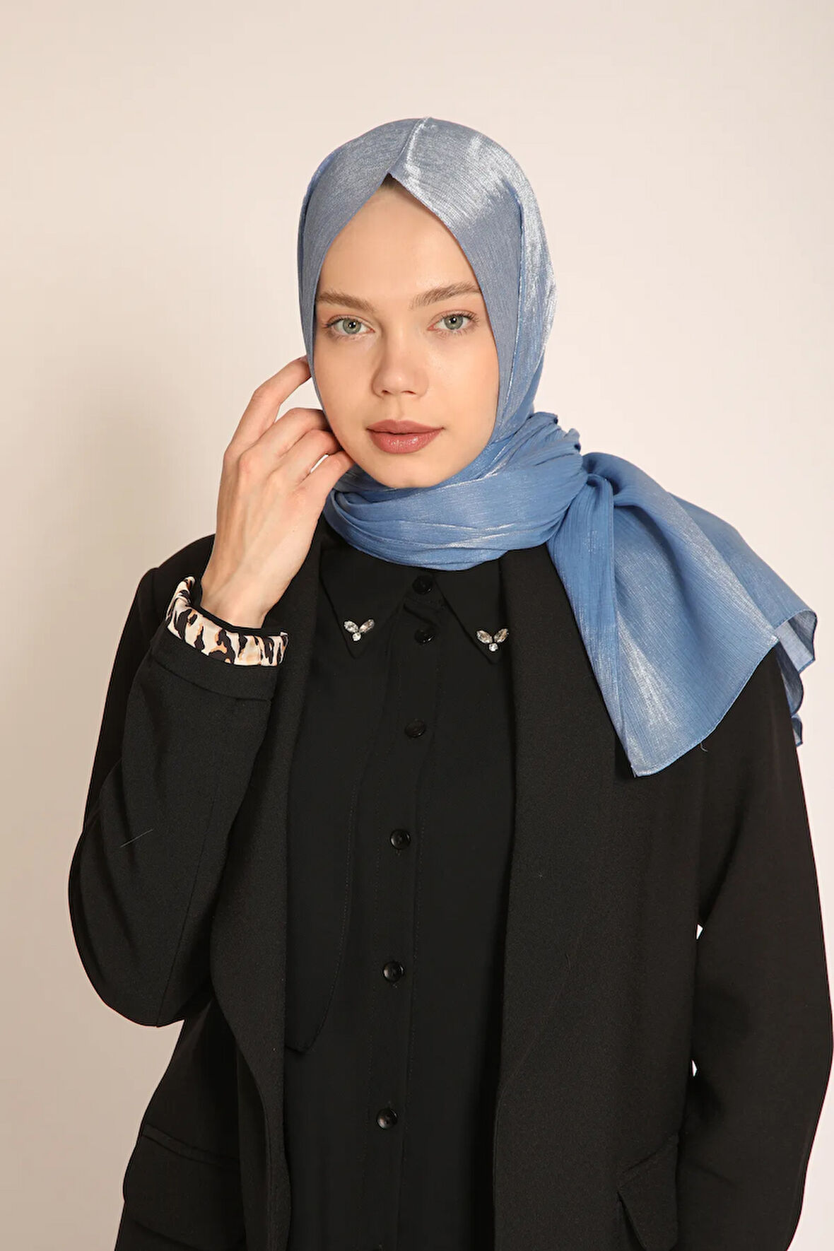 Akel Mavi Şal – Işıltılı ve Ferah Renkli Tesettür Şal Modeli