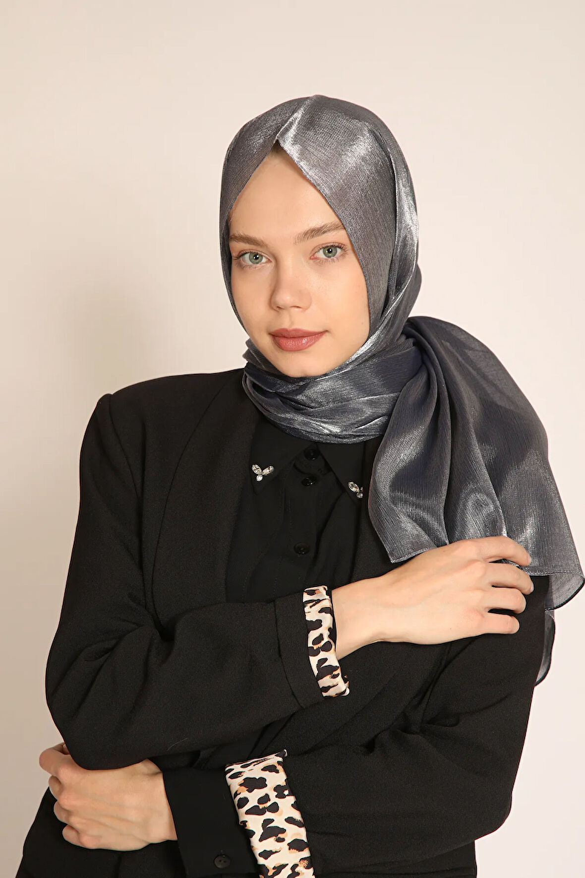 Akel Füme Şal – Işıltılı ve Modern Tesettür Şal Modeli