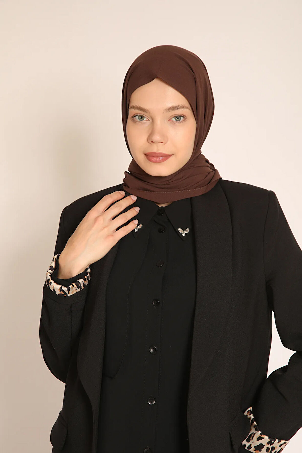 Akel Koyu Tarçın Şal – Modern ve Doğal Şıklık