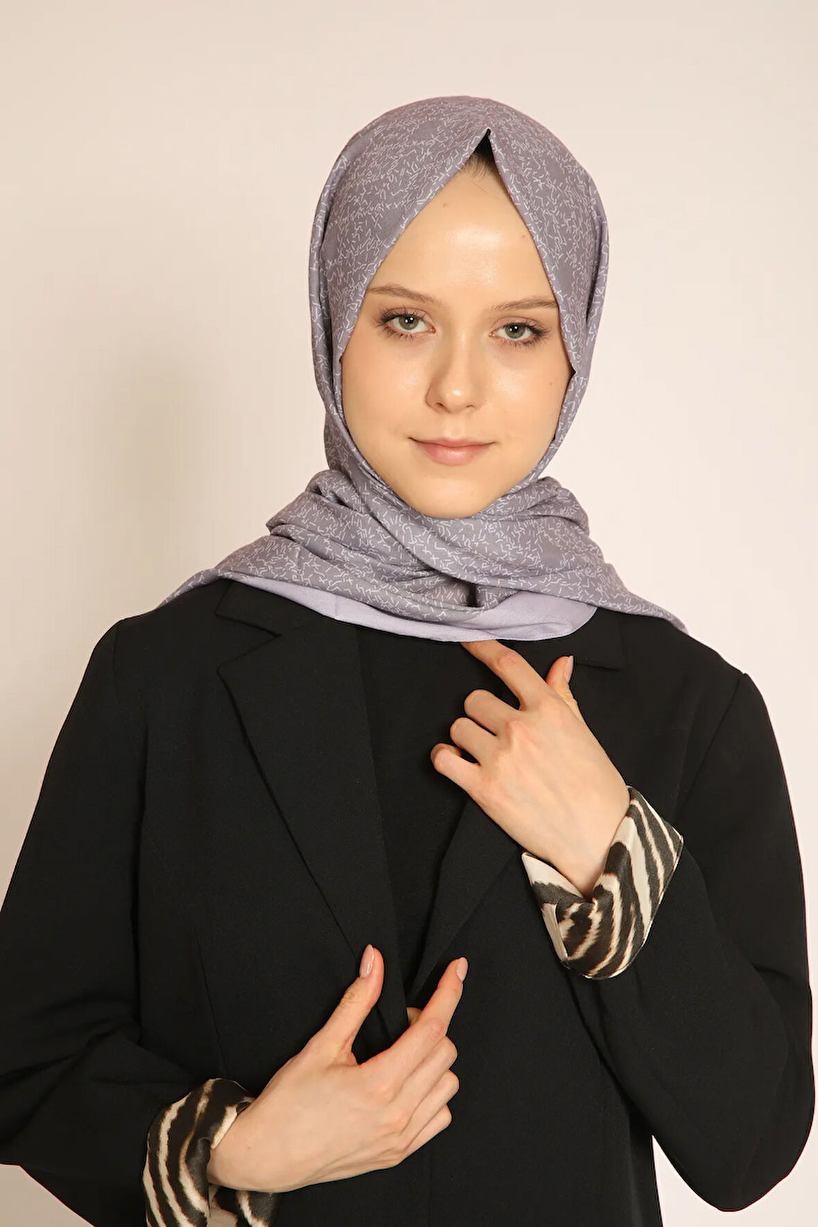 Akel Lila Desenli Şal – Modern ve Zarif Bir Dokunuş