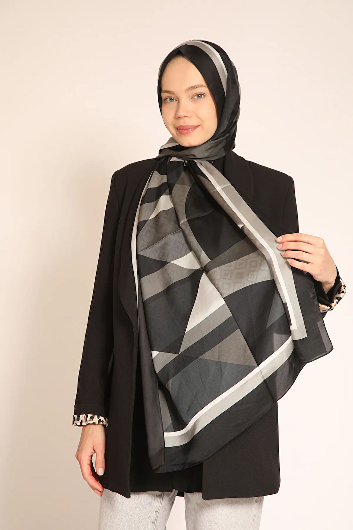 Akel Çift Taraflı Siyah Gri Geometrik Desenli Soft Şal