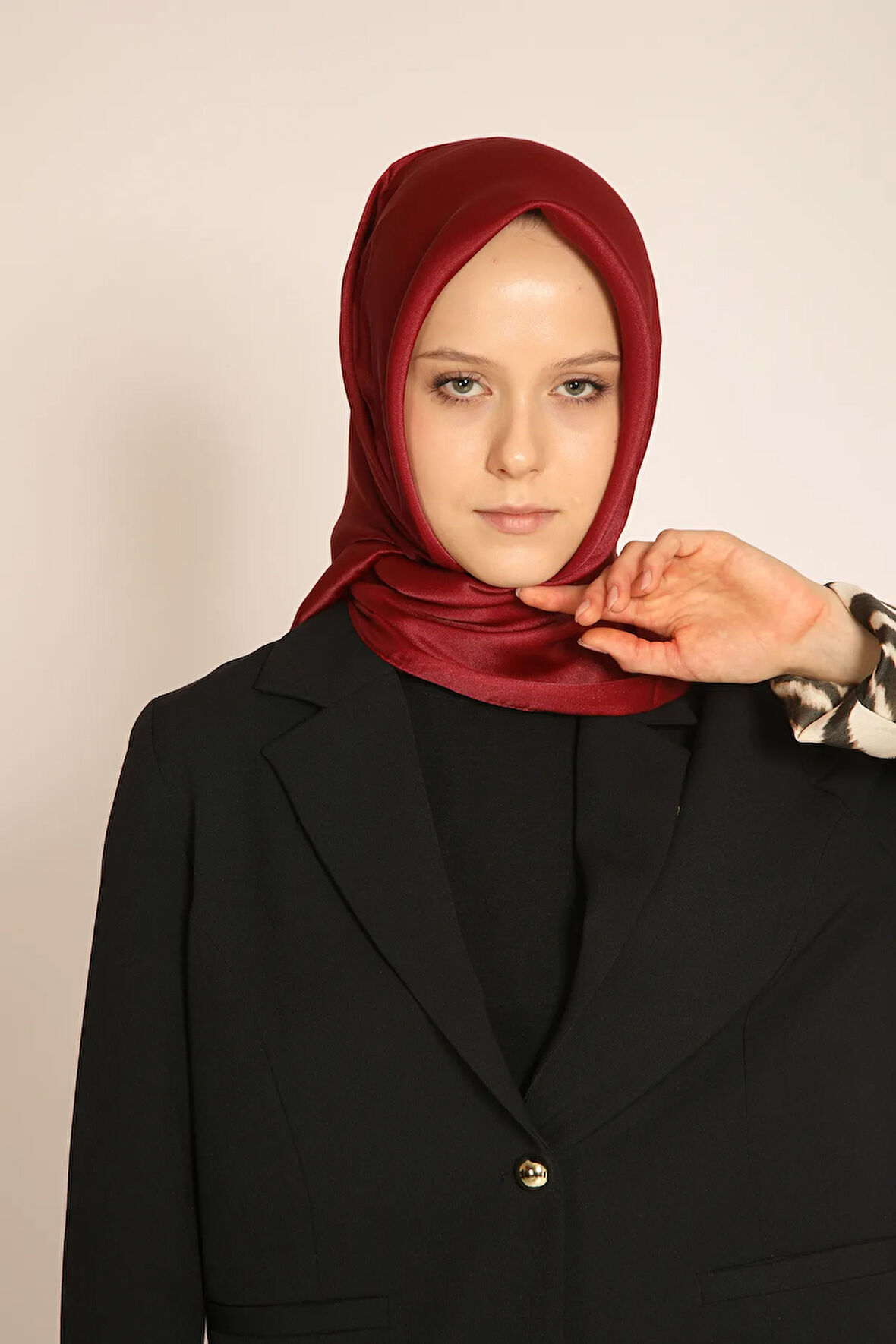 Akel Kırmızı Düz Kristal Eşarp – Işıltılı Dokusu ile Şık ve Modern Kombinler İçin Uygun
