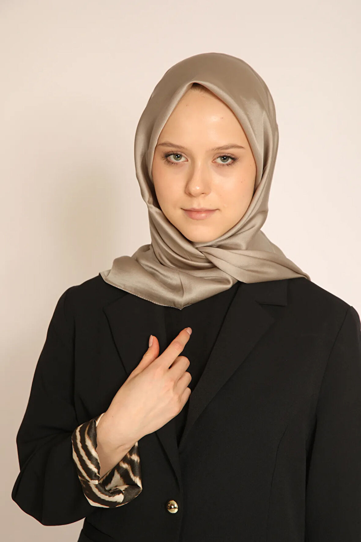 Akel Vizon Düz Kristal Eşarp – Işıltılı ve Yumuşak Doku, Şık ve Modern Stil