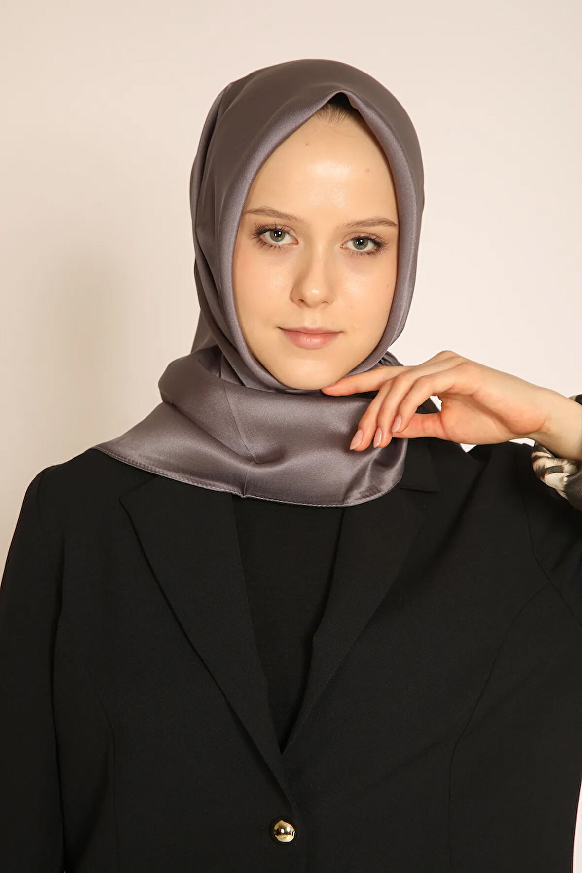 Akel Füme Düz Kristal Eşarp – Işıltılı ve Modern Duruşlu Tok Doku Eşarp Modeli