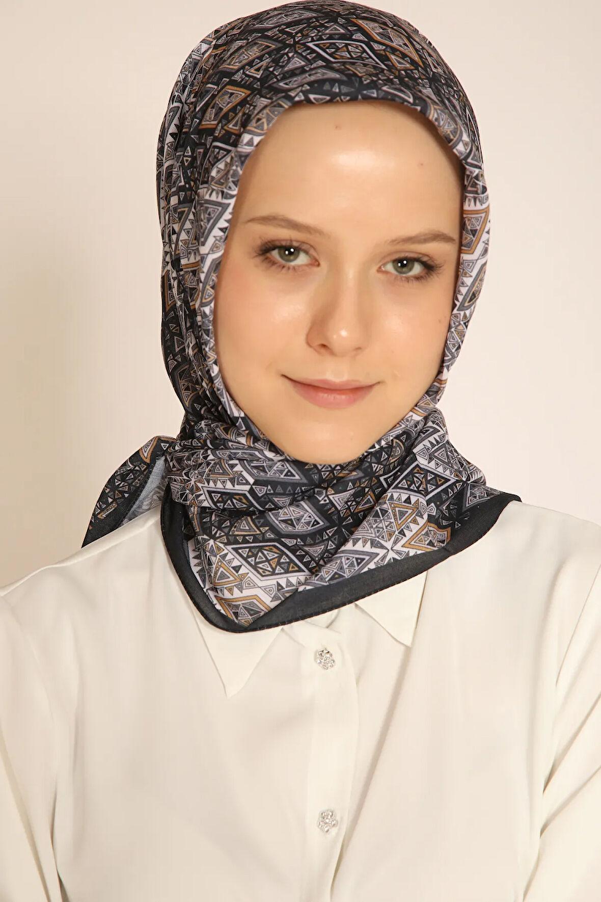 Akel Siyah Bej Etnik Desenli Eşarp – Zarif ve Modern Stil