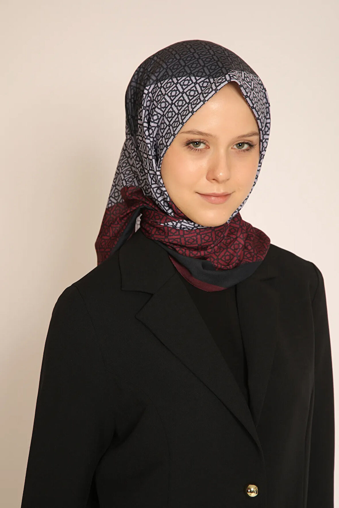 Akel Siyah Gri Bordo Geçişli Desenli Eşarp – Modern ve Şık Kombin Tamamlayıcısı