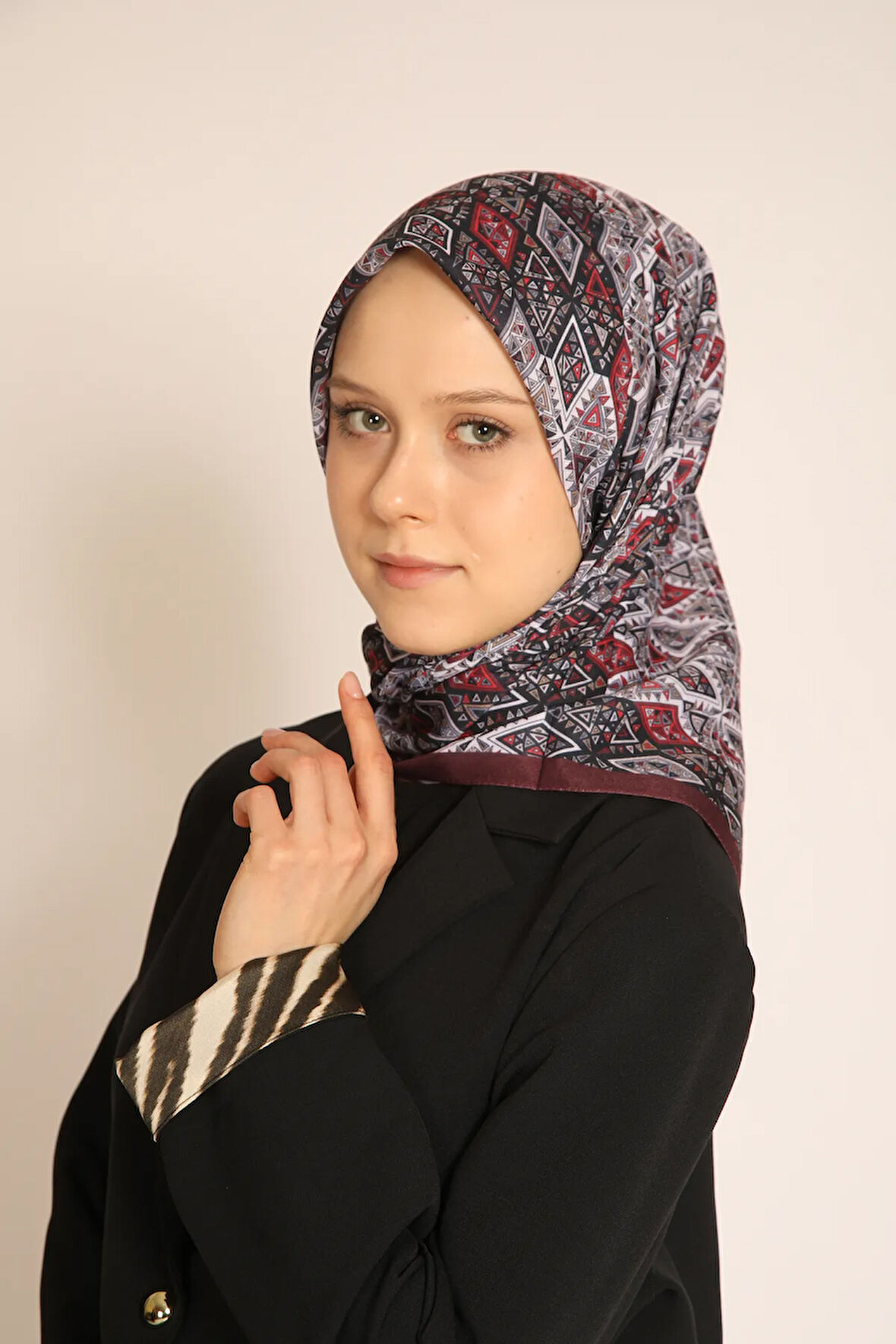 Akel Bordo Siyah Etnik Desenli Eşarp – Zarif ve Modern Dokunuş