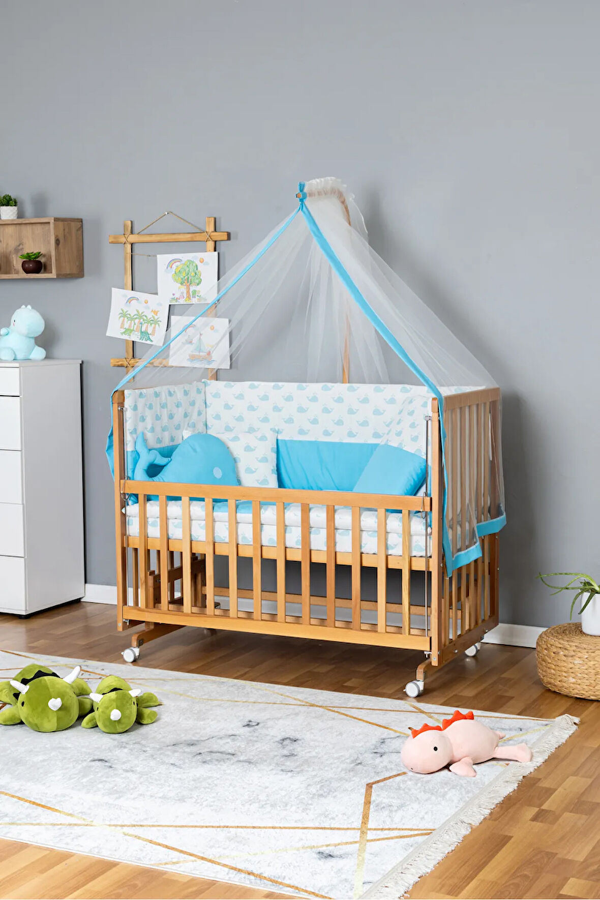 Ahşap Beşik Anne Yanı Beşik Vernikli 60x120 - Mavi Balina Uyku Seti + Yataklı + Tekerlekli