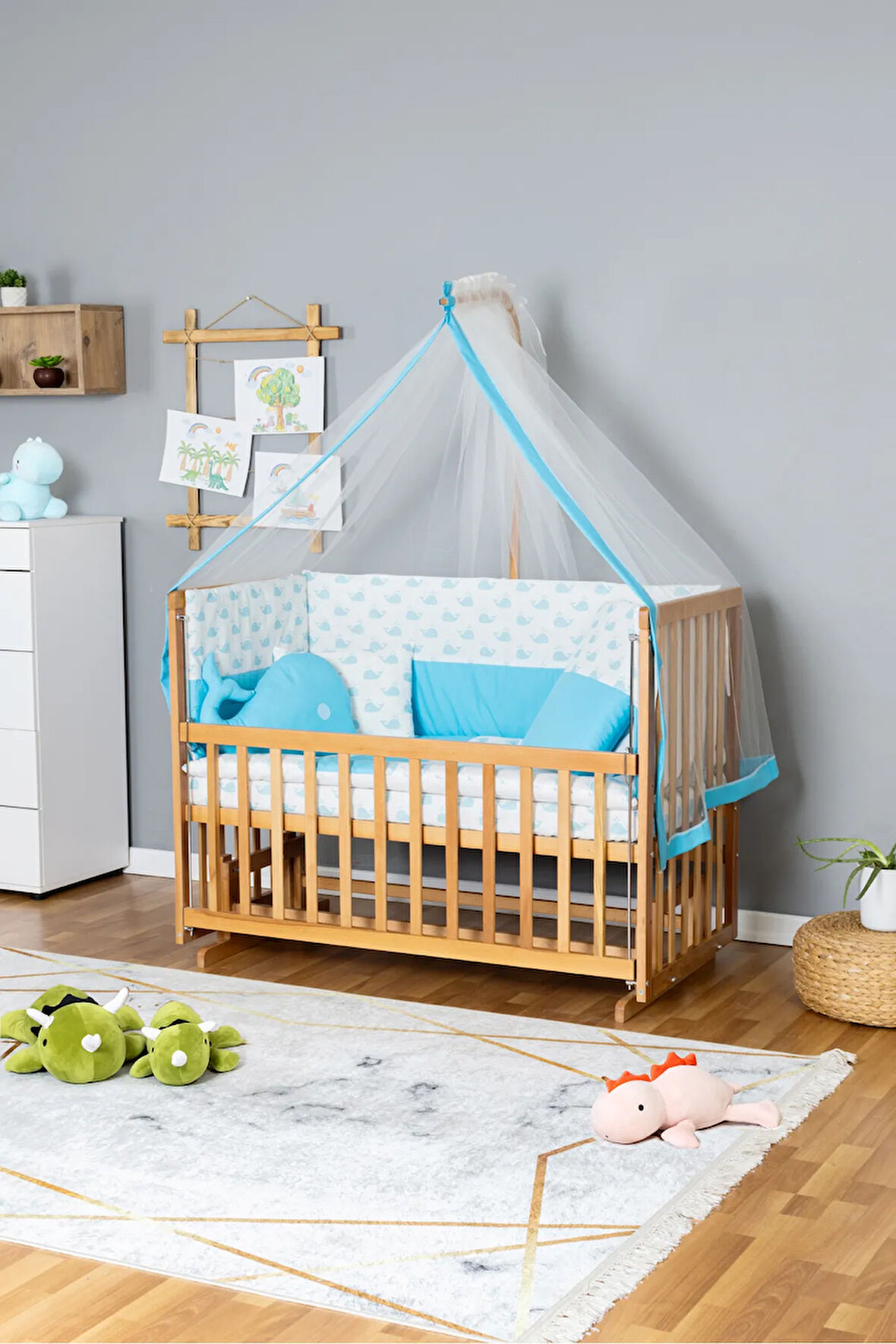 Ahşap Beşik Anne Yanı Beşik Vernikli 60x120 - Mavi Balina Uyku Seti + Yataklı