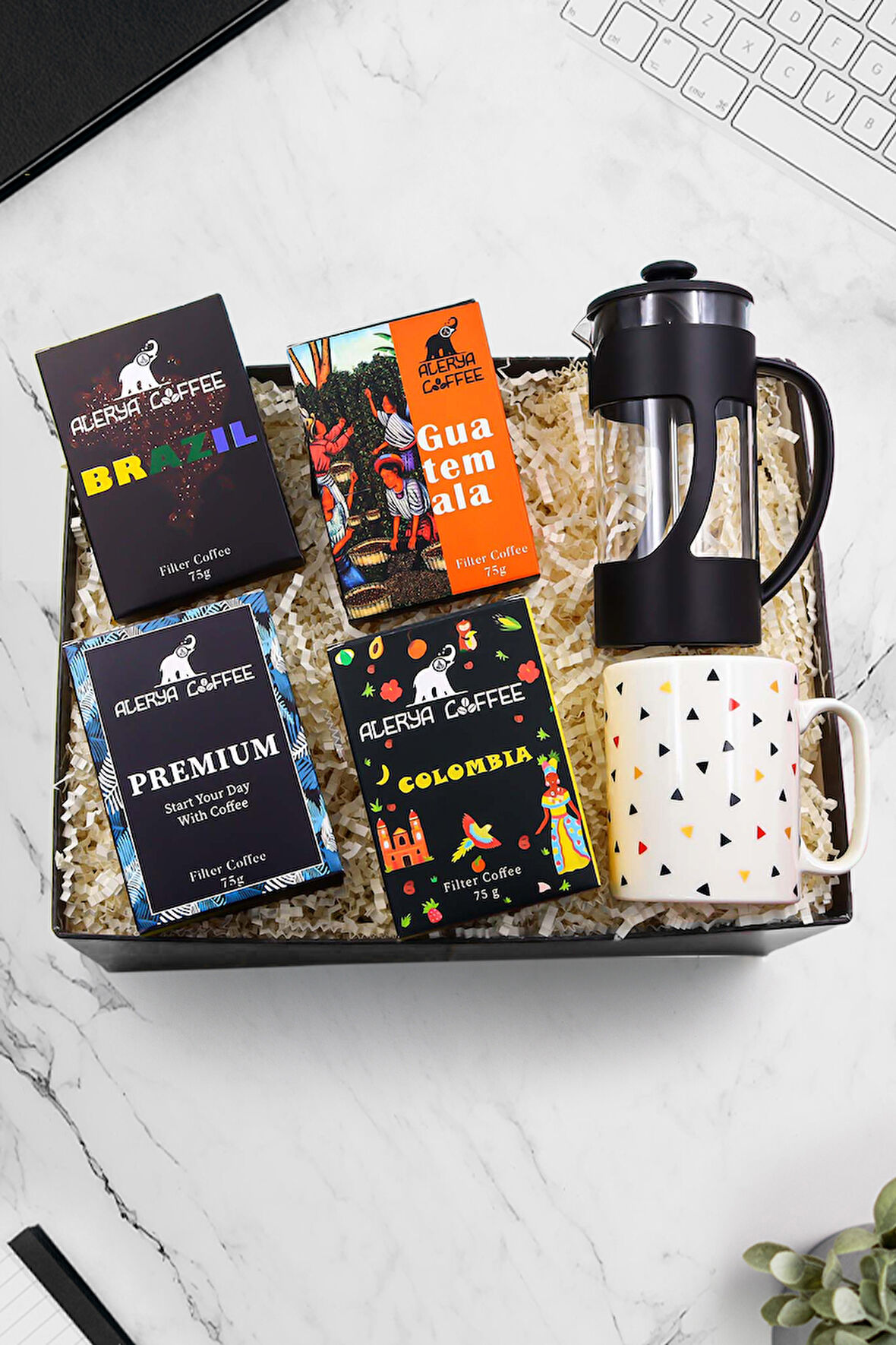 Alerya Dünya Kahveleri & Geometrik Detaylı Kupa & Siyah French Press Hediye Seti