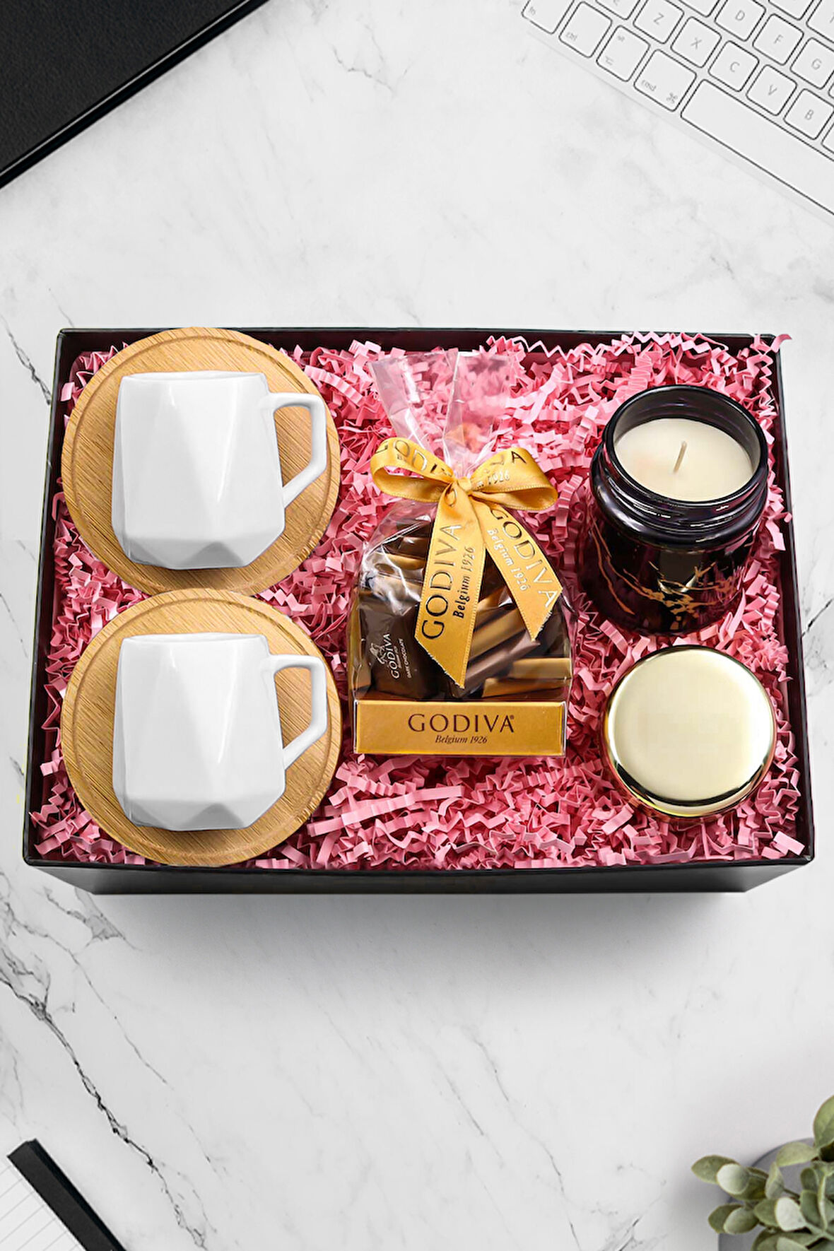 Mermer Desenli Mum & 2'li Beyaz Geometrik Fincan Takımı & Godiva Napoliten Çikolata Hediye Seti