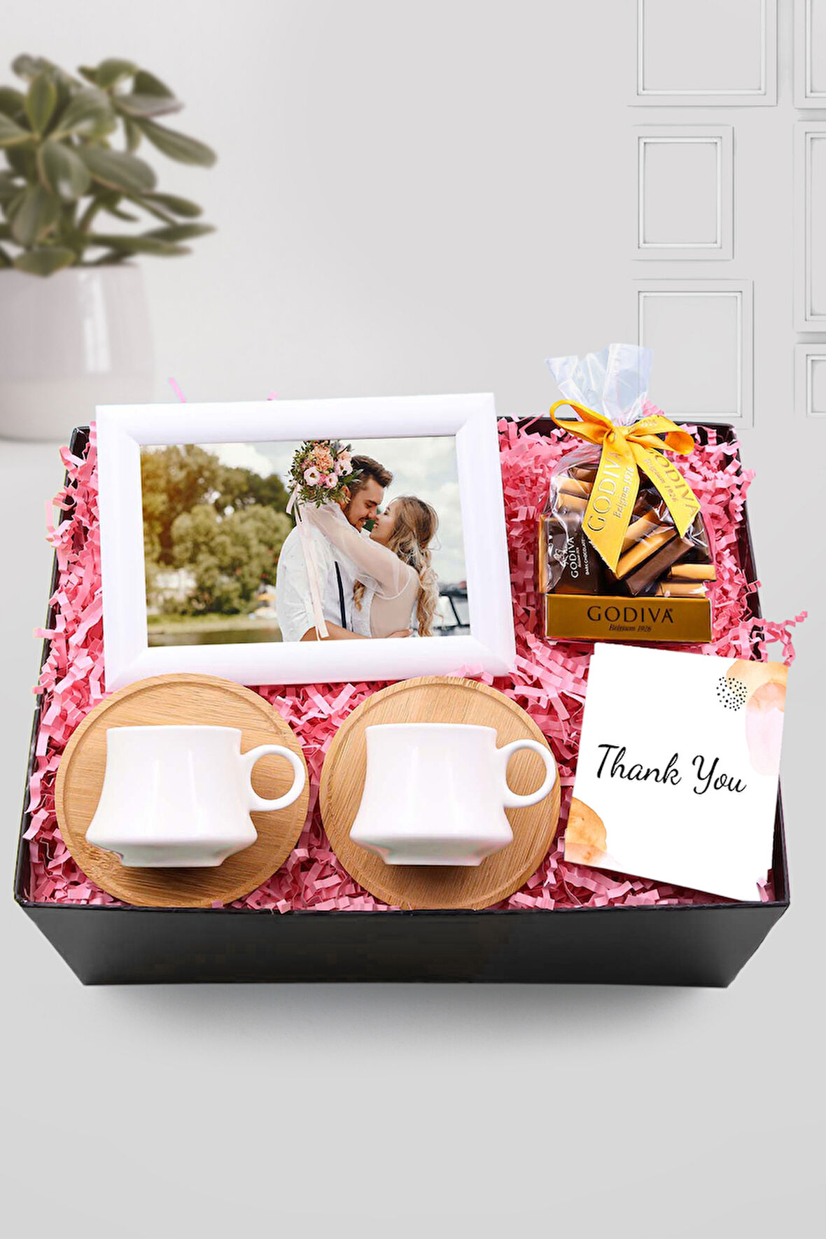 2'li Bambu Tabaklı Beyaz Fincan & Ahşap Beyaz Çerçeve & Godiva Napoliten Çikolata Hediye Seti