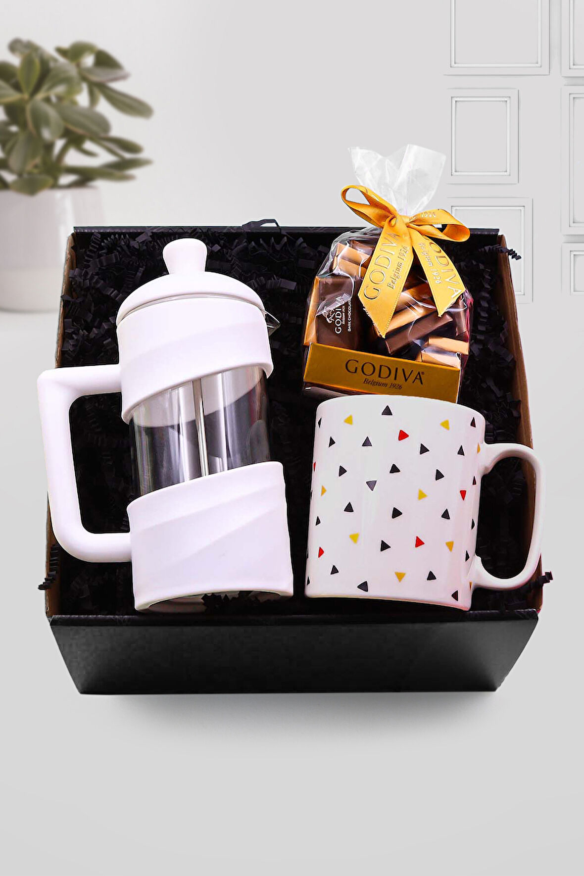 Beyaz French Press & Geometrik Detaylı Kupa & Godiva Napoliten Çikolata Hediye Kutusu