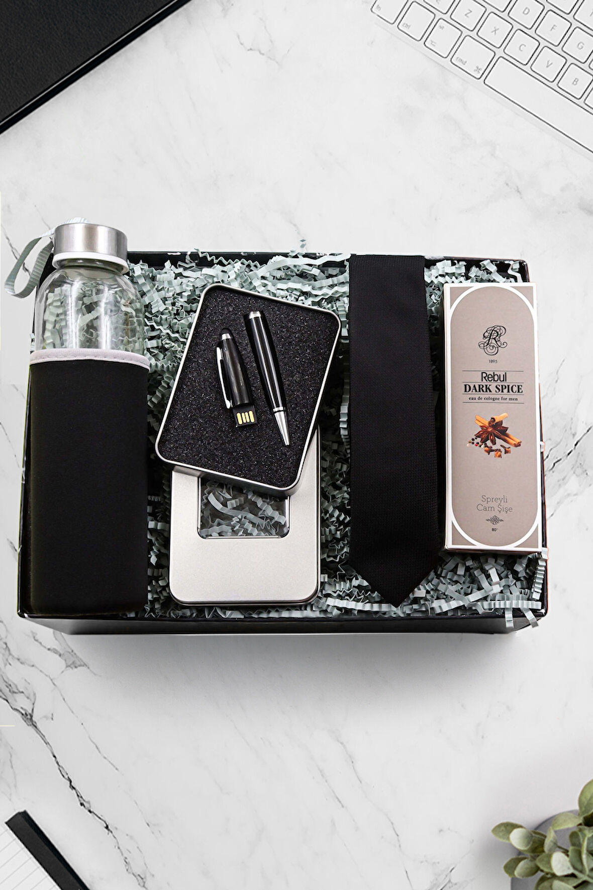 32 gb Usb Siyah Kalem & Özel Kılıflı 500 Ml Su Matarası & Siyah Kravat & Rebul Kolonya Hediye Seti