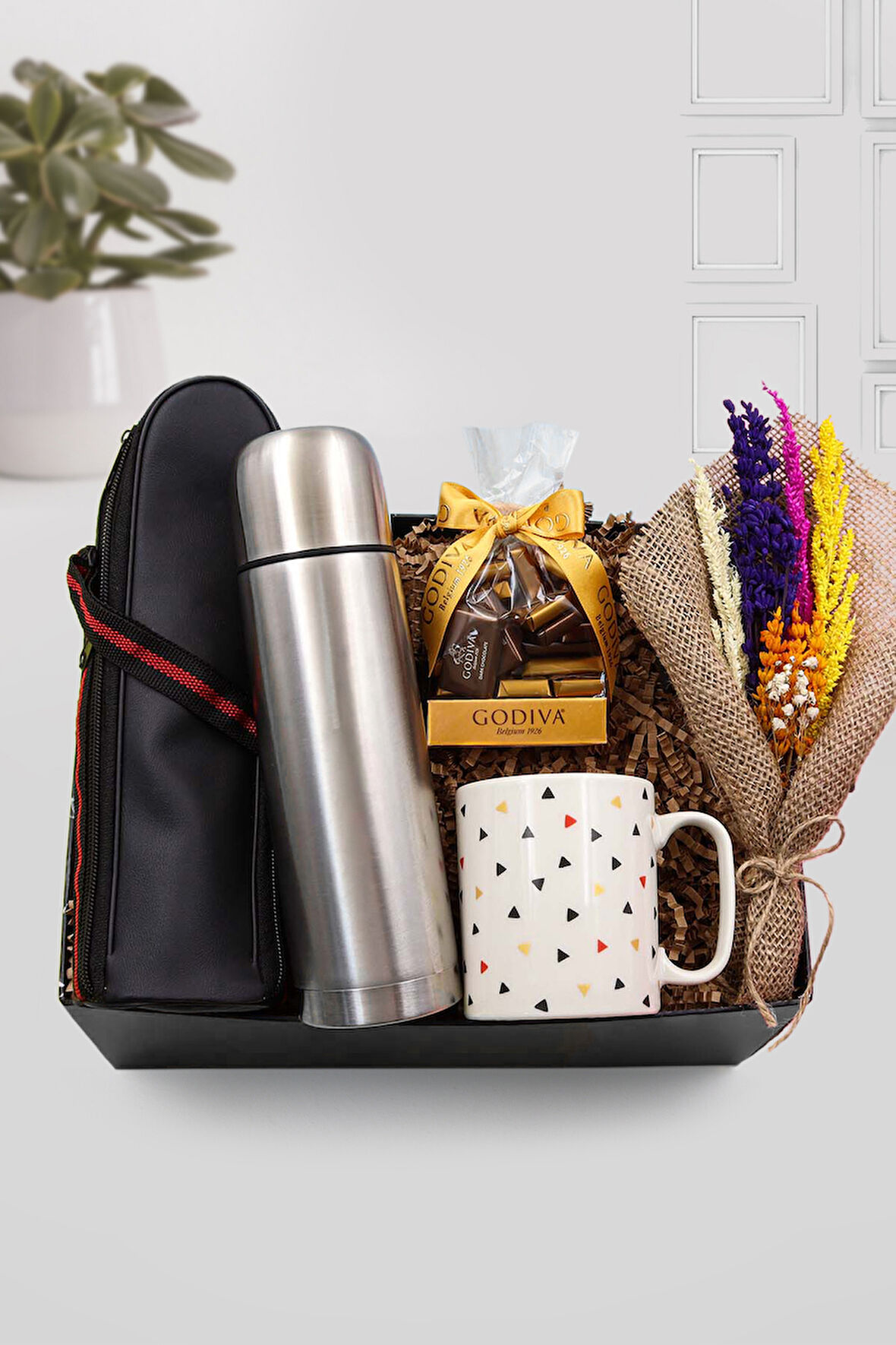 Çantalı Gri Termos & Geometrik Detaylı Kupa & Kurutulmuş Çiçek Buketi & Godiva Çikolata Hediye Seti