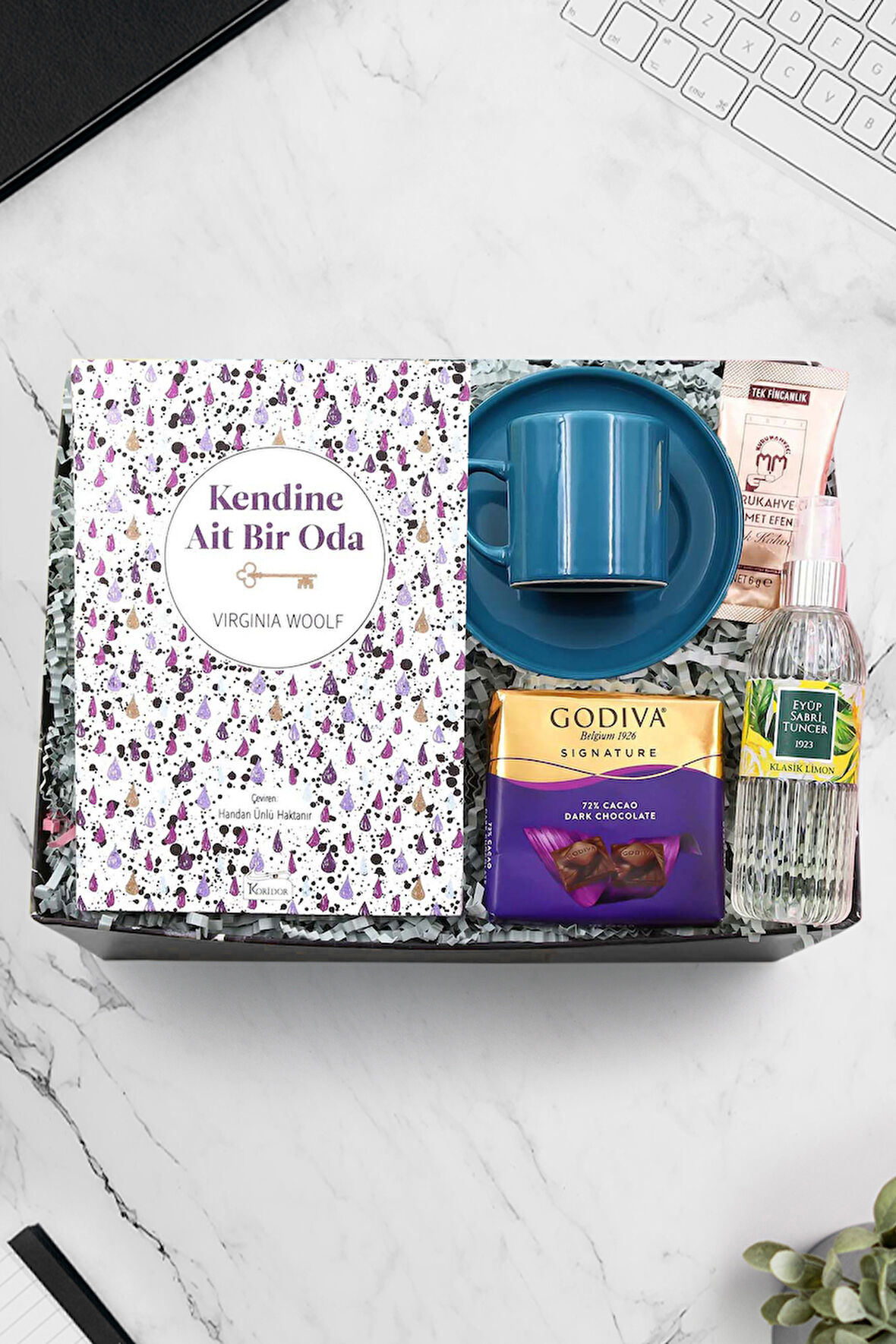 Kendine Ait Bir Oda Kitabı & Mavi Fincan & Godiva Çikolata & Sprey Kolonya &Türk Kahvesi Hediye Seti
