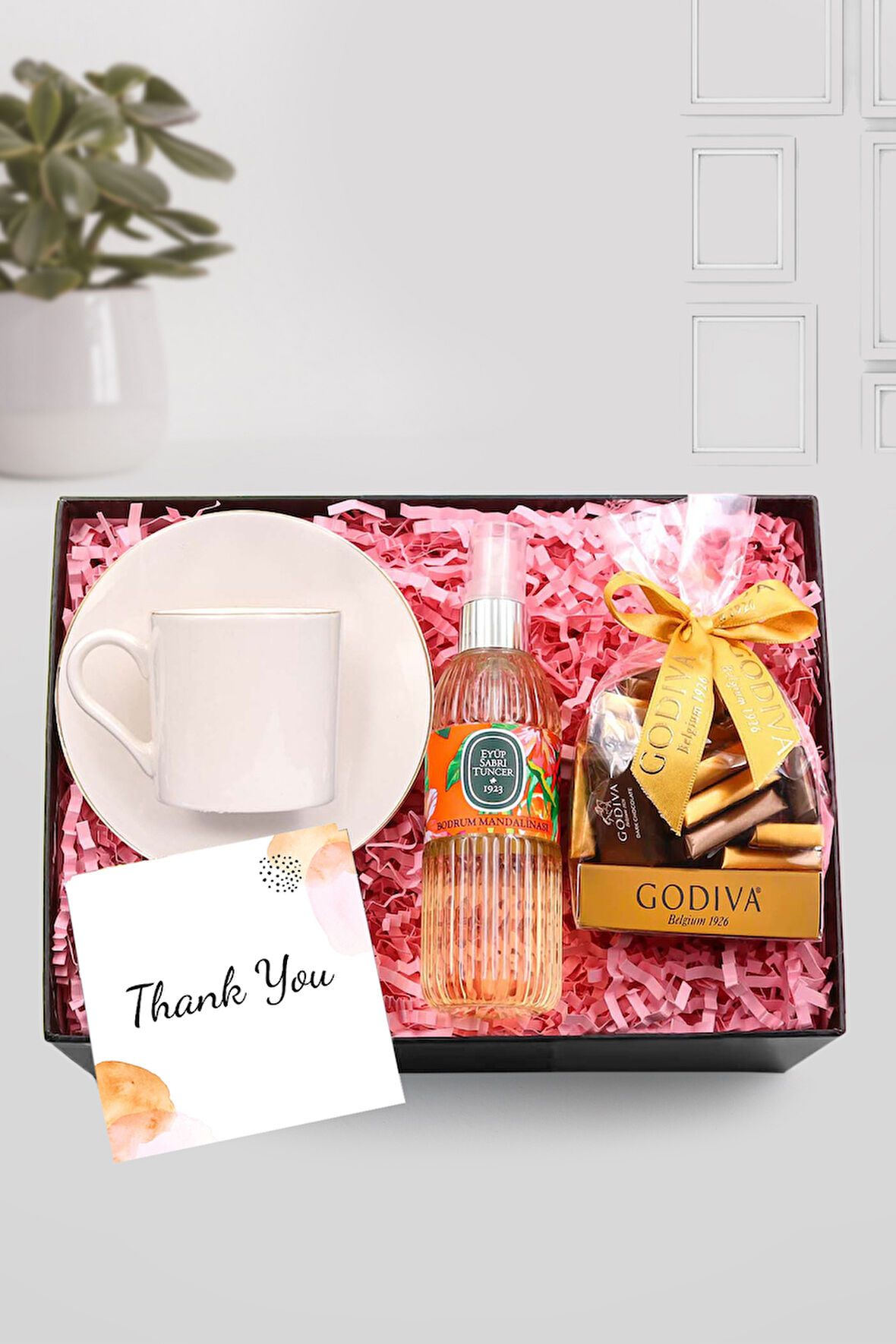 Gold Beyaz Fincan & 150 ml Eyüp Sabri Tuncer Sprey Kolonya & Godiva Napolitan Çikolata Hediye Seti