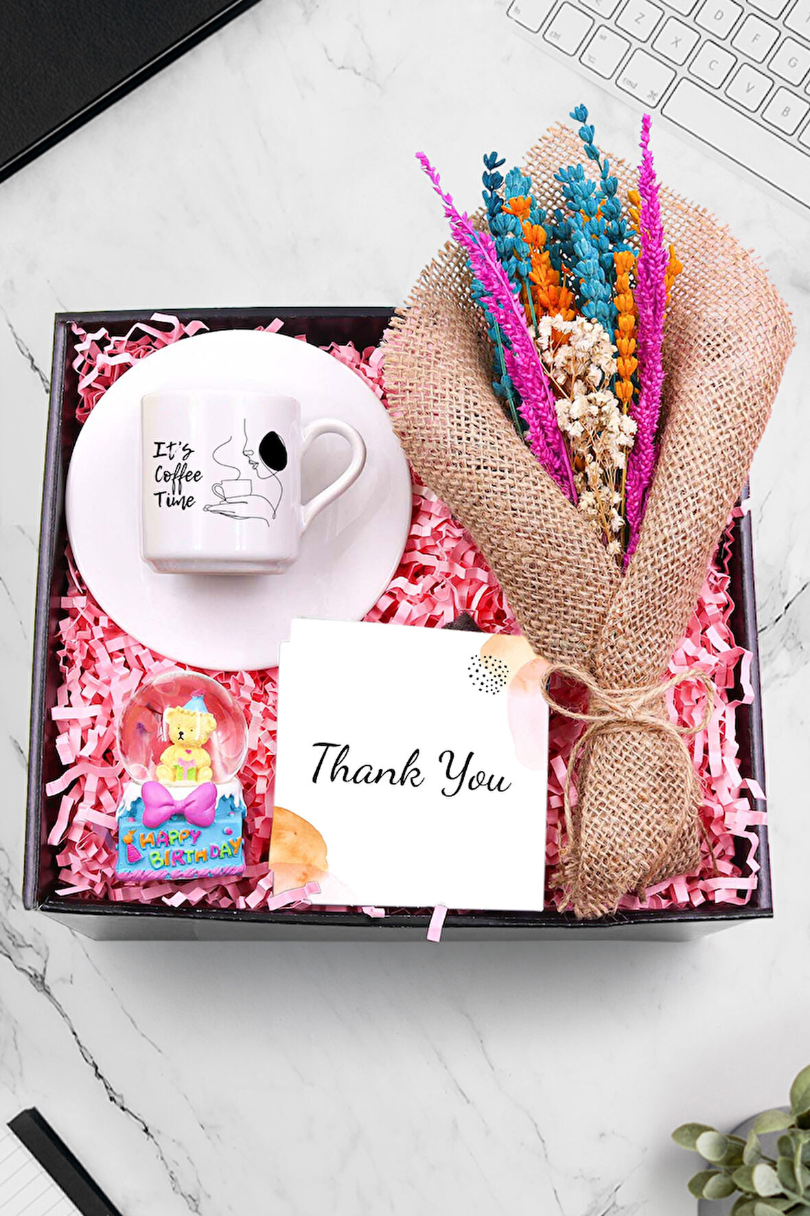 Happy Birthday Beyaz Fincan & Happy Birthday Kar Küresi & Kurutulmuş Çiçek Buketi Hediye Seti