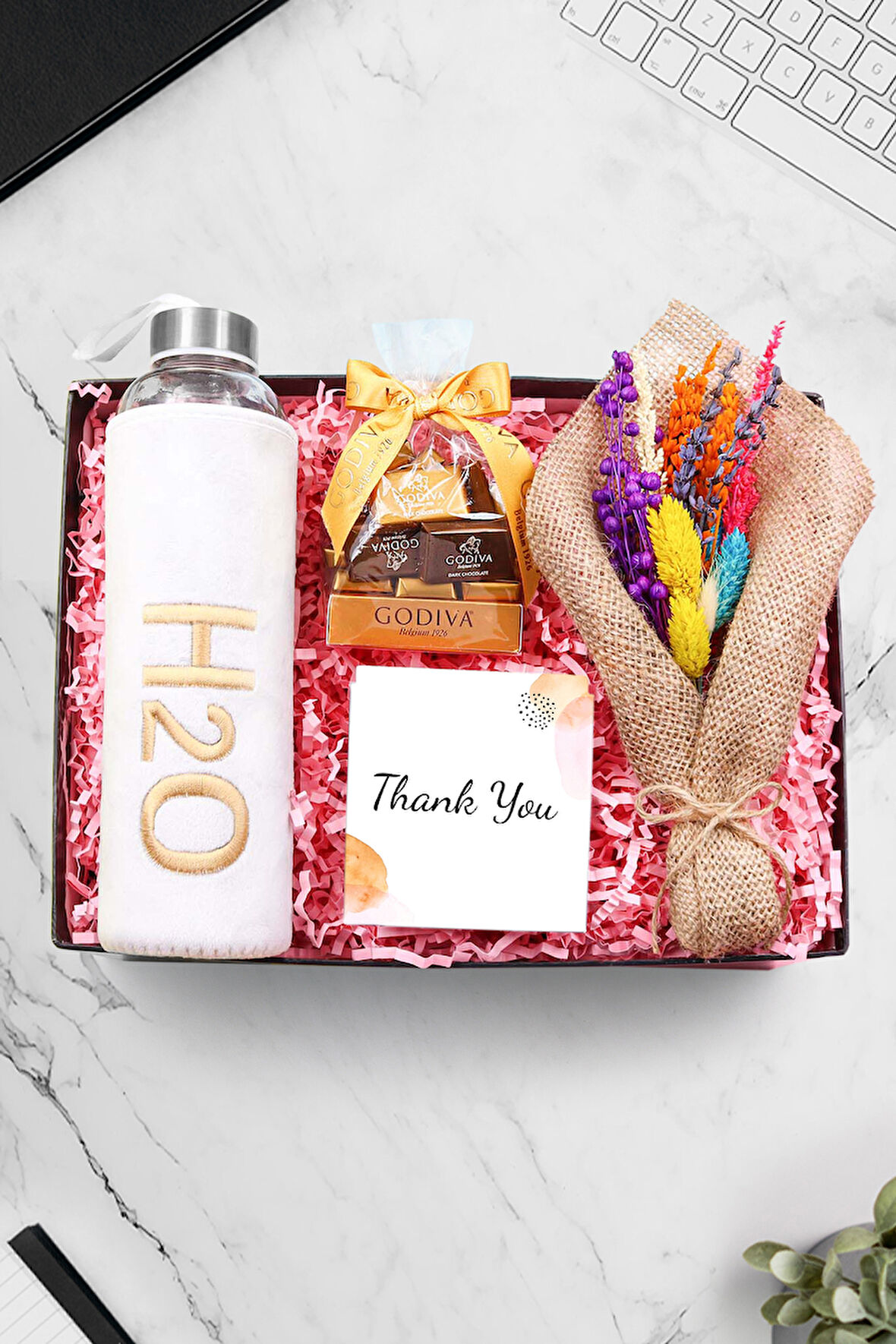 Peluş Kılıflı Beyaz Cam Matara & Godiva Napoliten Çikolata & Kurutulmuş Çiçek Buketi Hediye Seti