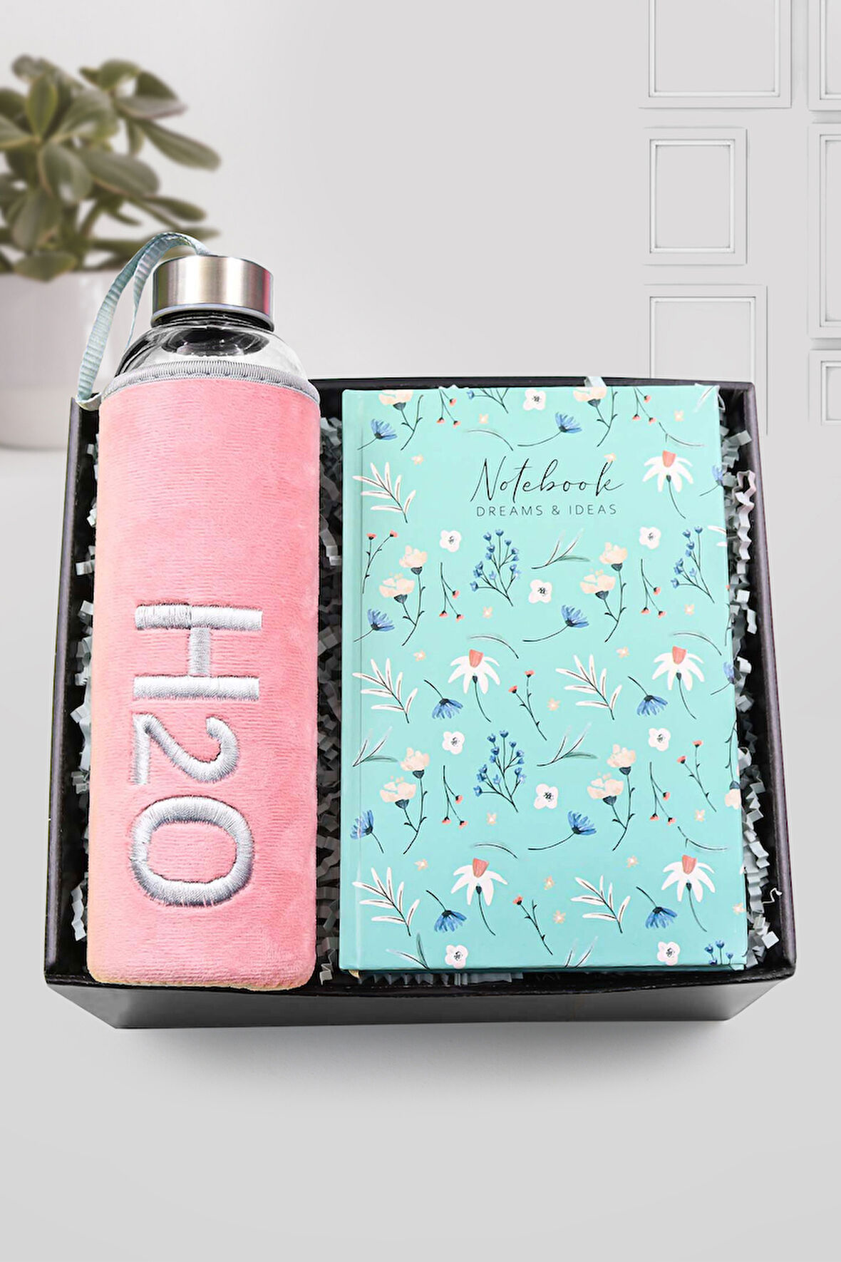 Yeşil Çiçekli Defter & Peluş Kılıflı Pembe Renk Cam Matara Hediye Seti