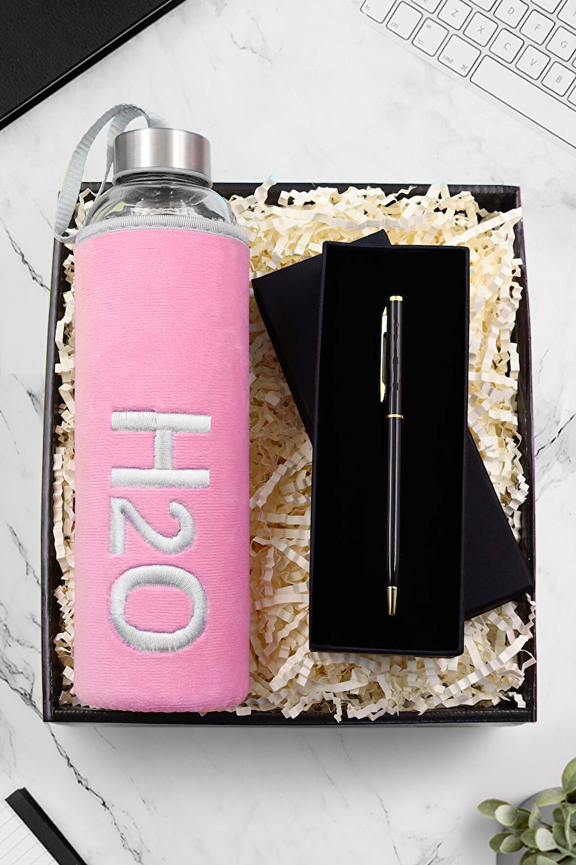 Özel Peluş Kılıflı 600Ml Pembe Renk Cam Matara & Gold Detaylı Siyah Tükenmez Kalem Hediye Seti