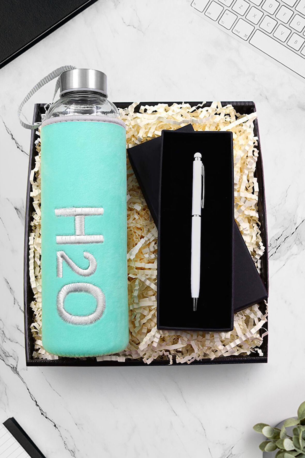 Peluş Kılıflı 600ml Turkuaz Renk Cam Matara & Beyaz Touch Kalem Hediye Seti