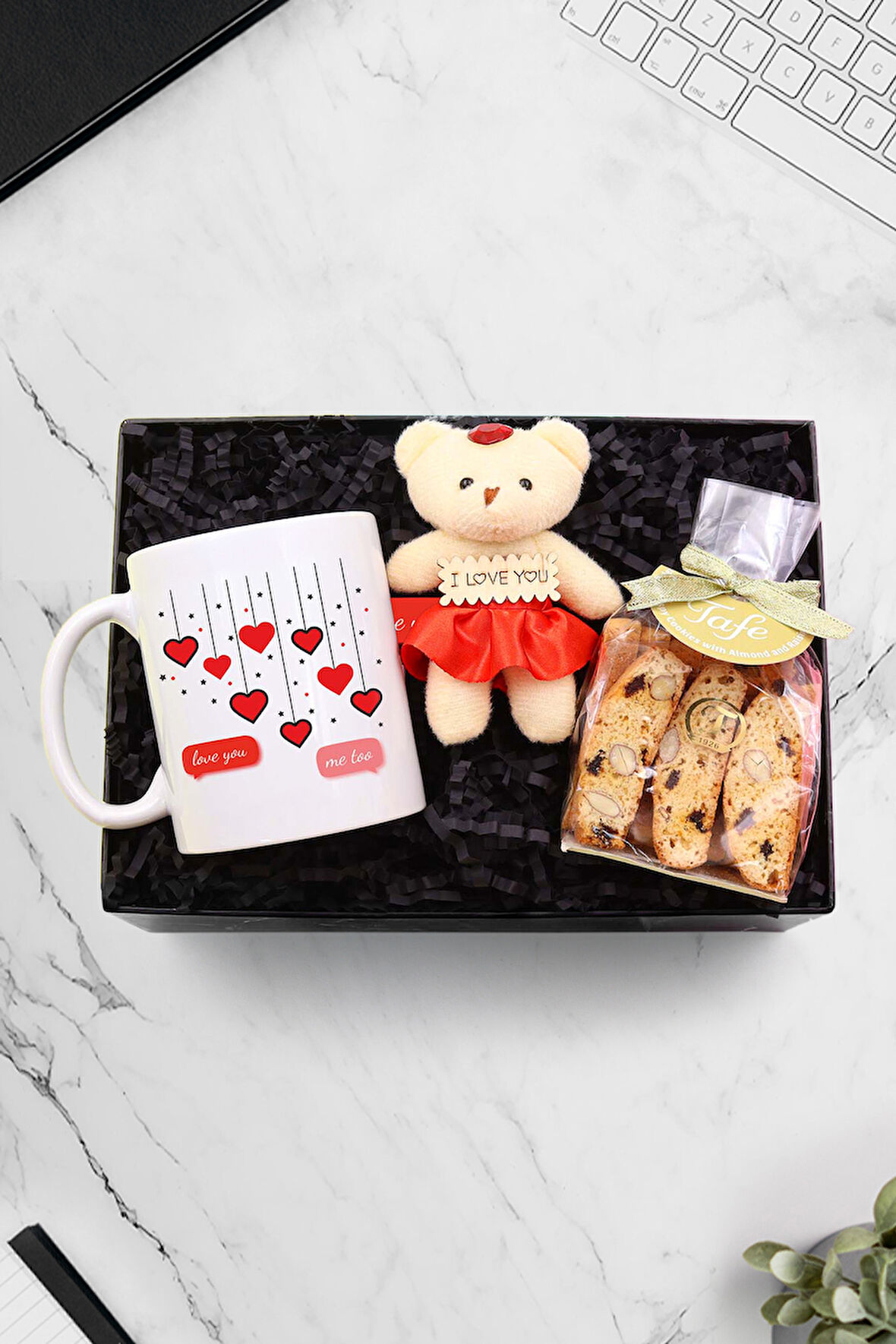Kalpli Kupa & Mini Love Ayıcık & Bademli Kurabiye Hediye Seti