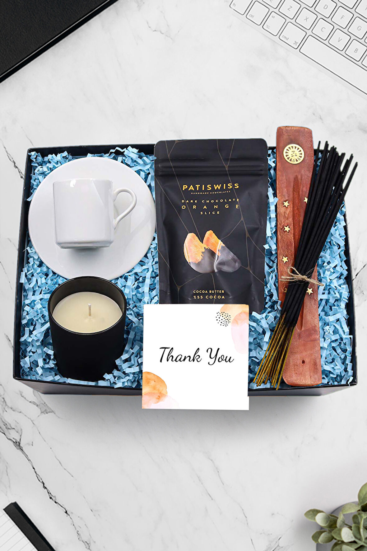 Fincan & Çubuk Tütsü & Patiswiss Çikolata Kaplı Portakal Dilimi & Siyah Bardak Mum Hediye Seti