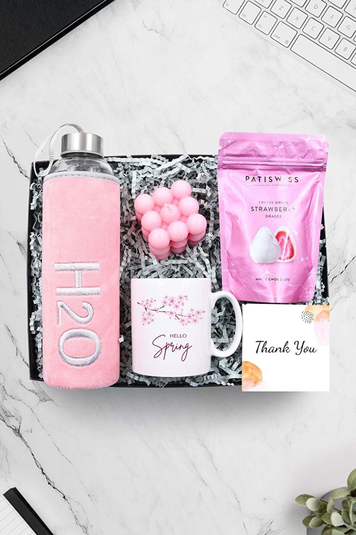 Pembe Çiçekli Kupa & Peluş Pembe Renk Cam Matara & Pembe Bubble Mum & Patiswiss Draje Hediye Seti