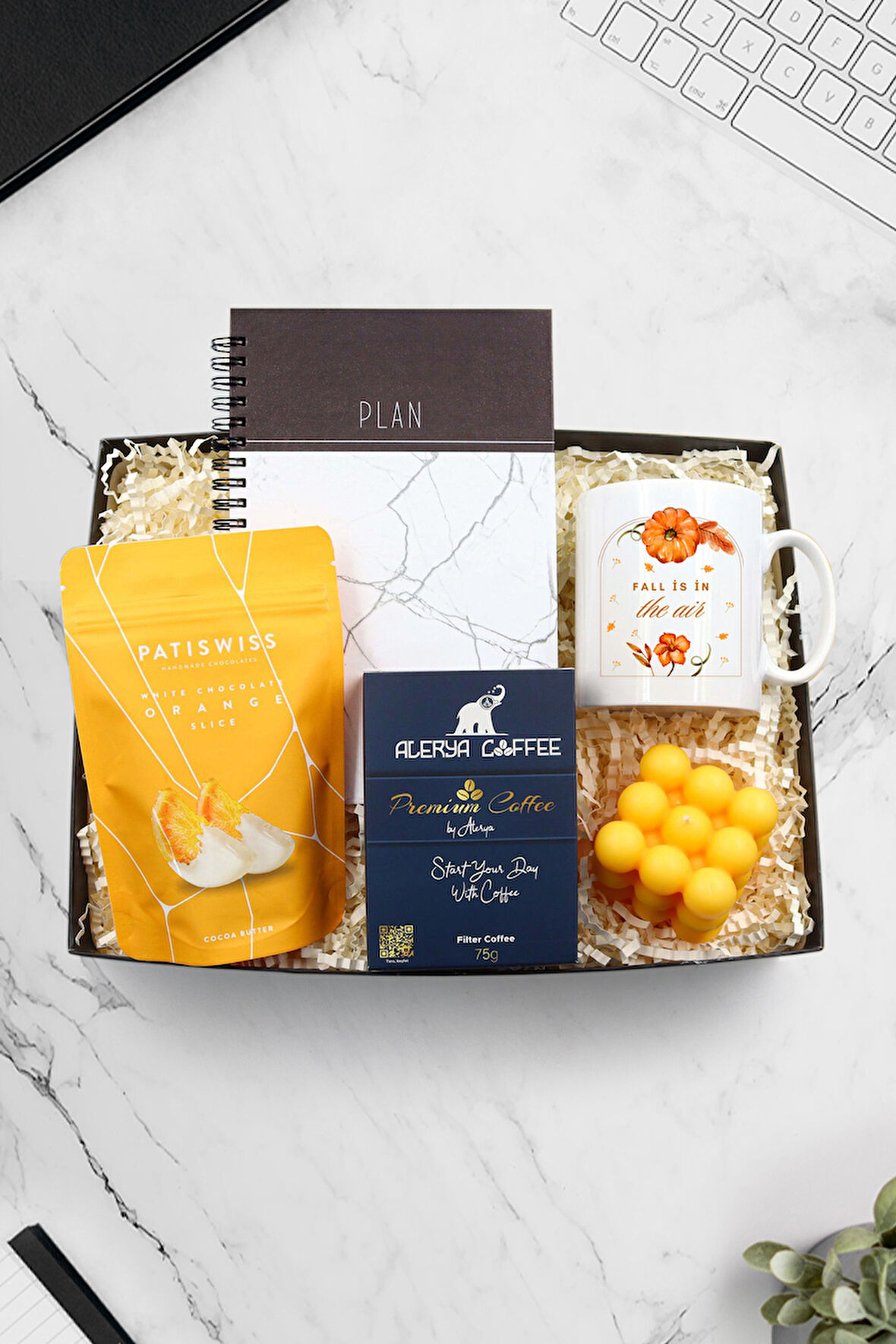 Beyaz Mermer Defter & Patiswiss Dilimi & Alerya Kahve & Tasarımlı Kupa & Turuncu Mum Hediye Seti