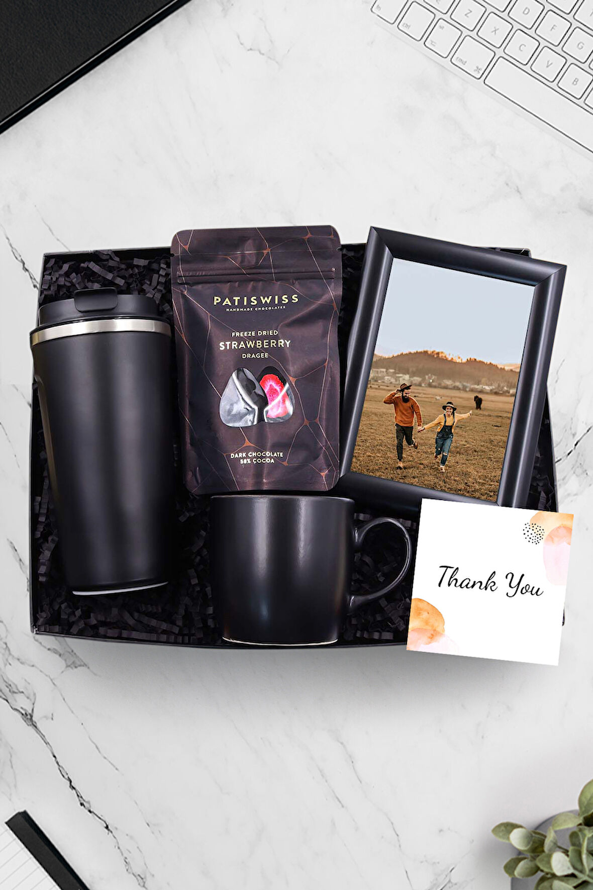 Siyah Termos & Siyah Çerçeve & Siyah Kupa & Patiswiss Bitter Çikolata Kaplı Çilek Draje Hediye Seti